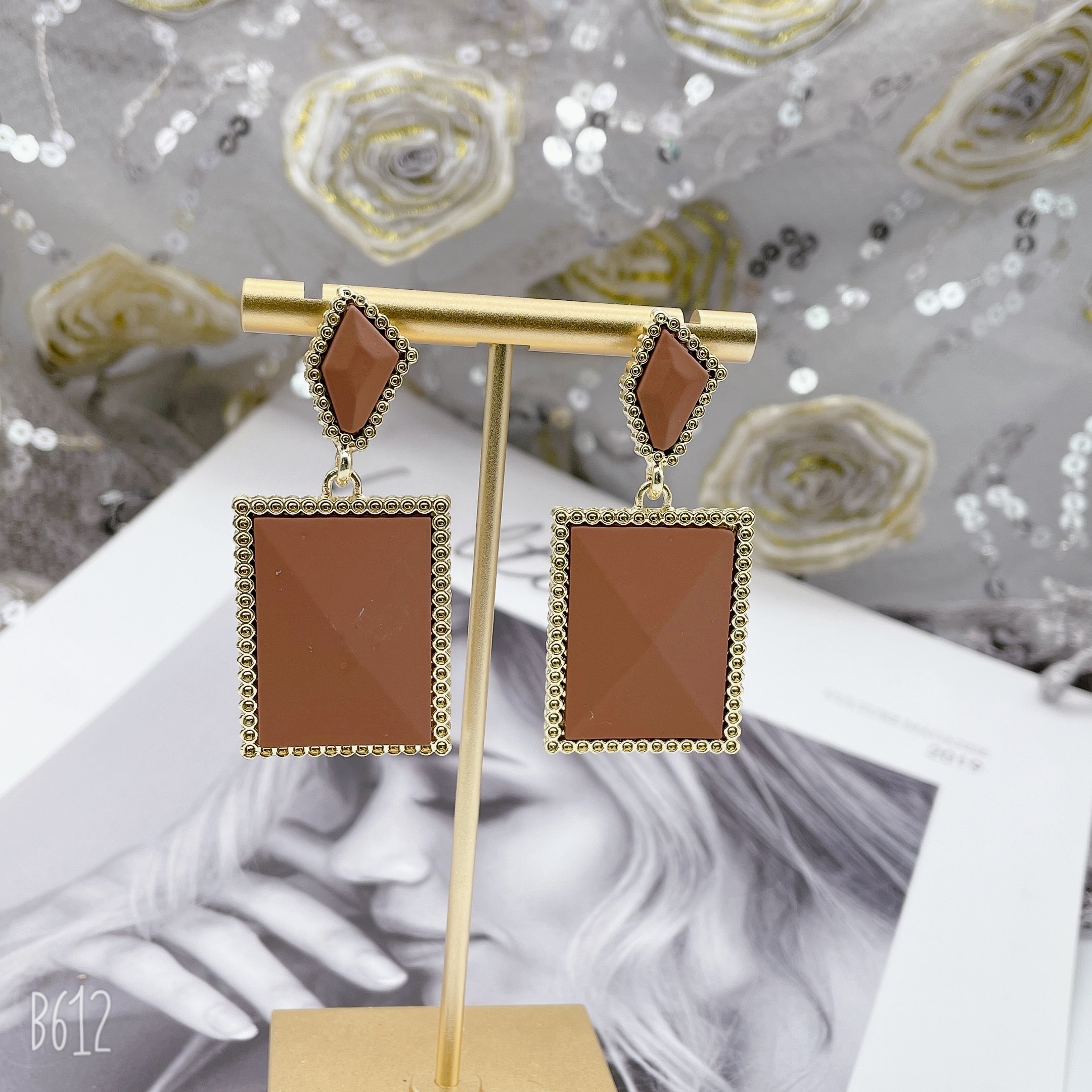 New earrings from Dongdaemun, South Korea, Morandi multi-color earrings, fashionable and versatile, popular and trendy earrings, exaggerated and elegant stud earrings for women