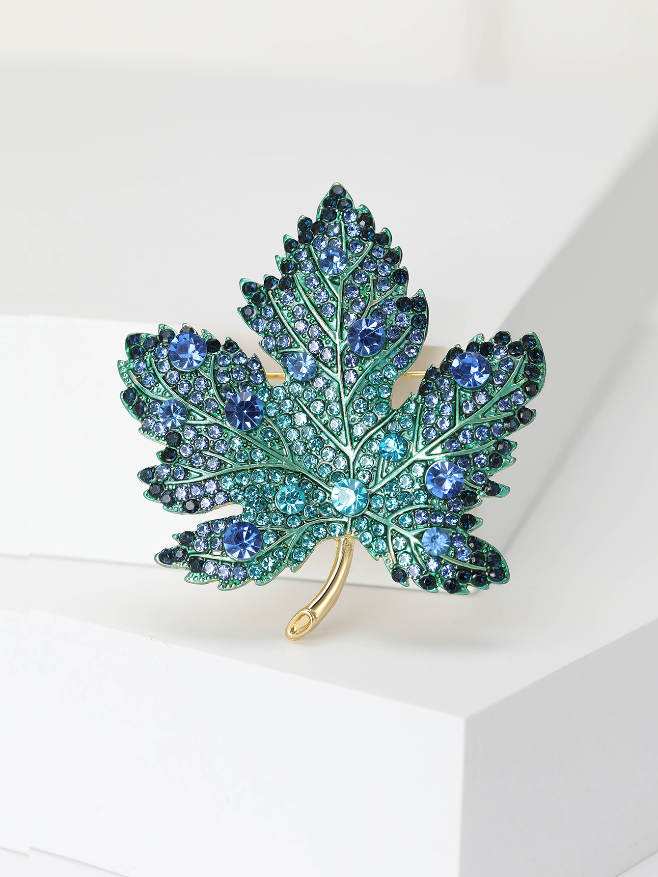 Ziyang Accessories' 2023 new Chinese-style water diamond Maple leaf brooch, high-end women's personalized and fashionable brooch, elegant brooch, coat carver, and accessories are sold directly by the manufacturer Specification image