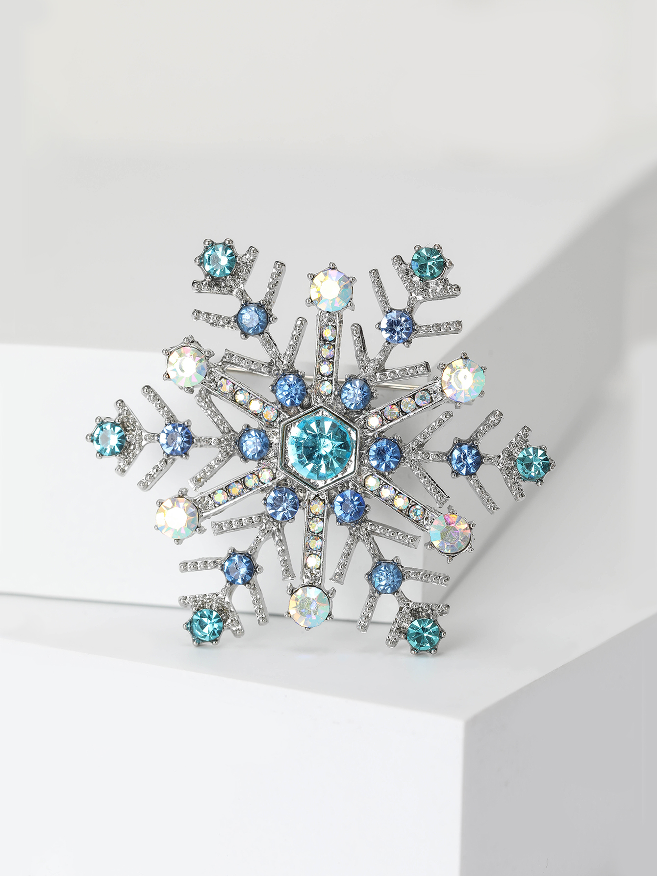 Ziyang Accessories 2023 New Chinese-style water Diamond snowflake brooch, high-end women's personalized and fashionable brooch, elegant brooch, coat carver, accessories factory direct sales details Picture