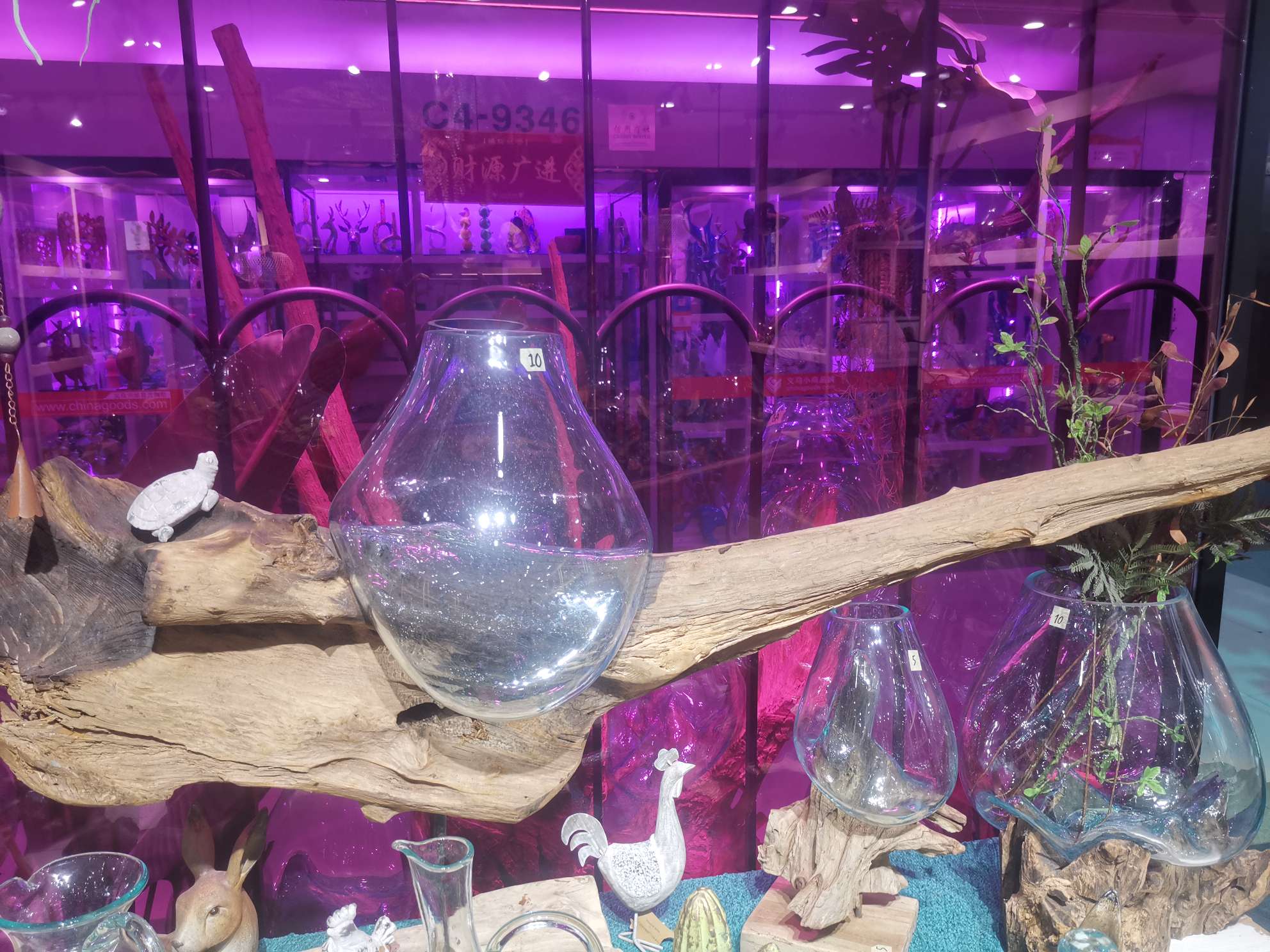 木头玻璃花瓶是全进口天然实木底座，纯手工吹制玻璃打造而成，可养绿植养鱼，办公摆件等作用，每个产品都是独特的精品详情图3