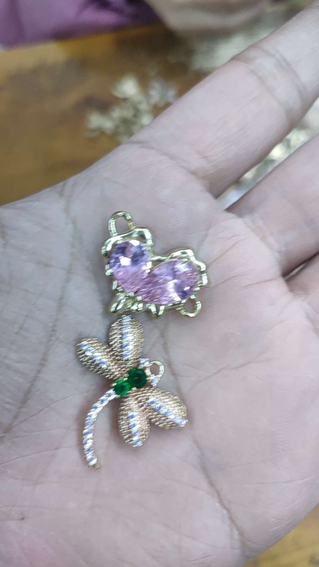 The dragonfly copper is slightly inlaid with a double heart shape