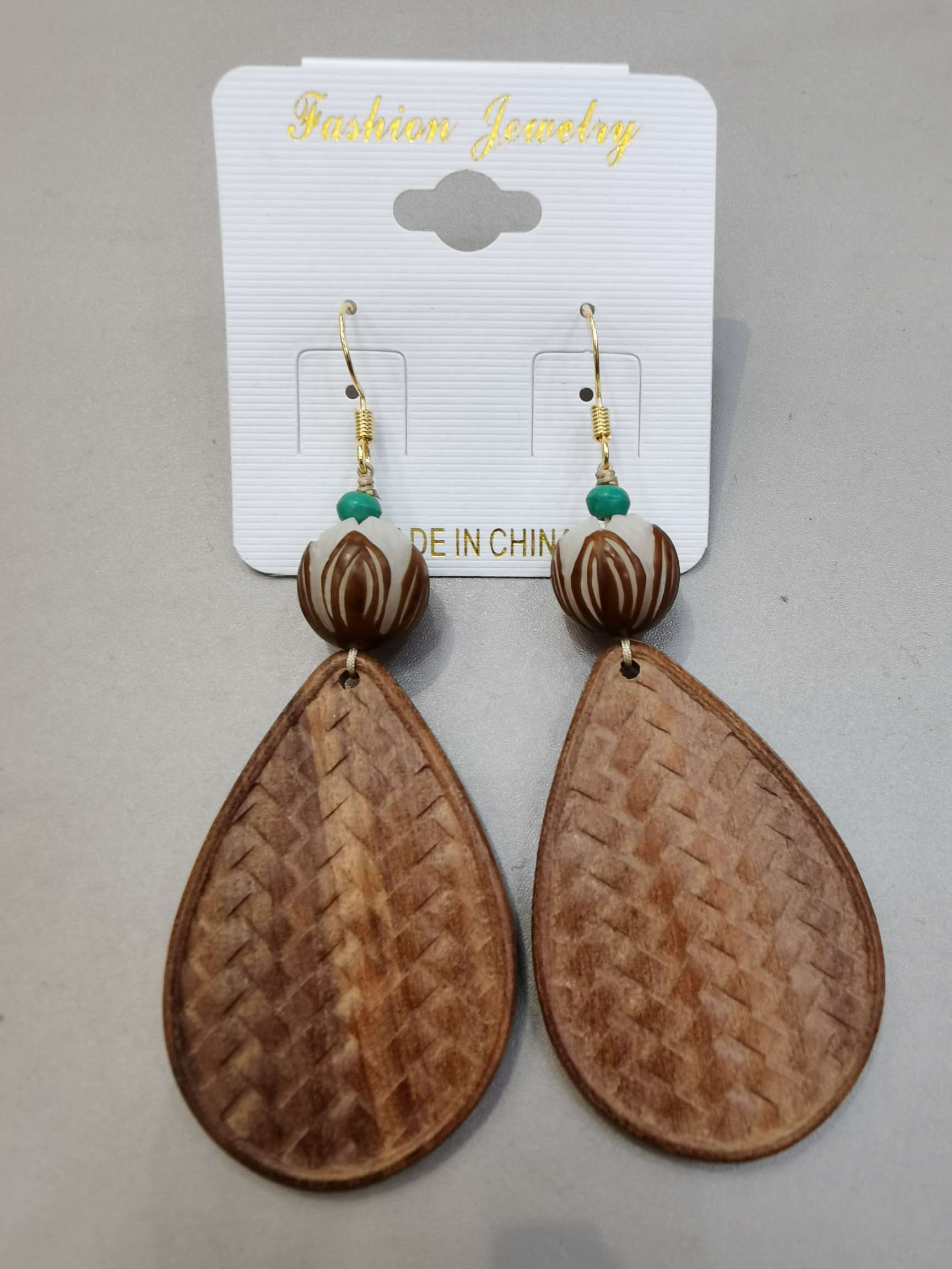 Fashionable welded zircon earrings, exquisite earrings, women's accessories, pearl earrings, versatile and elegant stud earrings