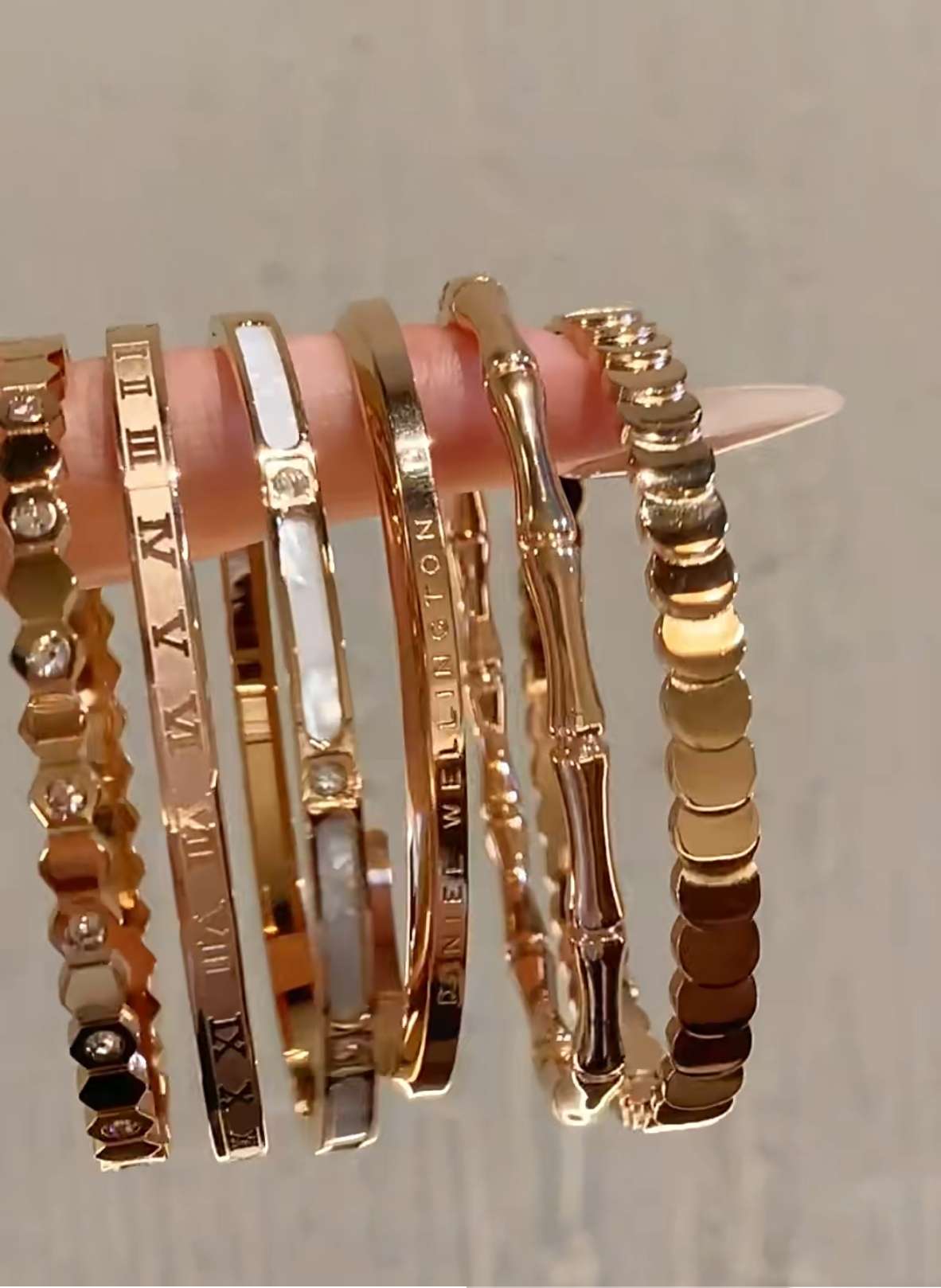 Rose gold titanium steel bracelet for women, a high-end, light luxury and niche zircon bracelet, plain ring bracelet