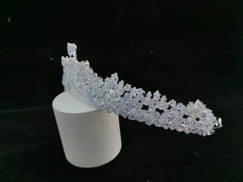 Zircon crown for the bride's wedding details Picture