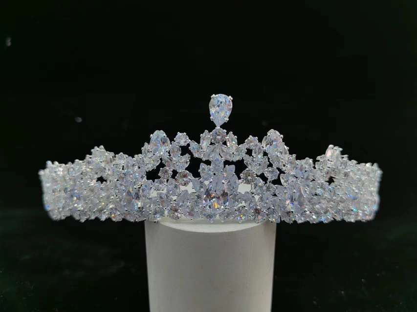 Zircon crown for the bride's wedding