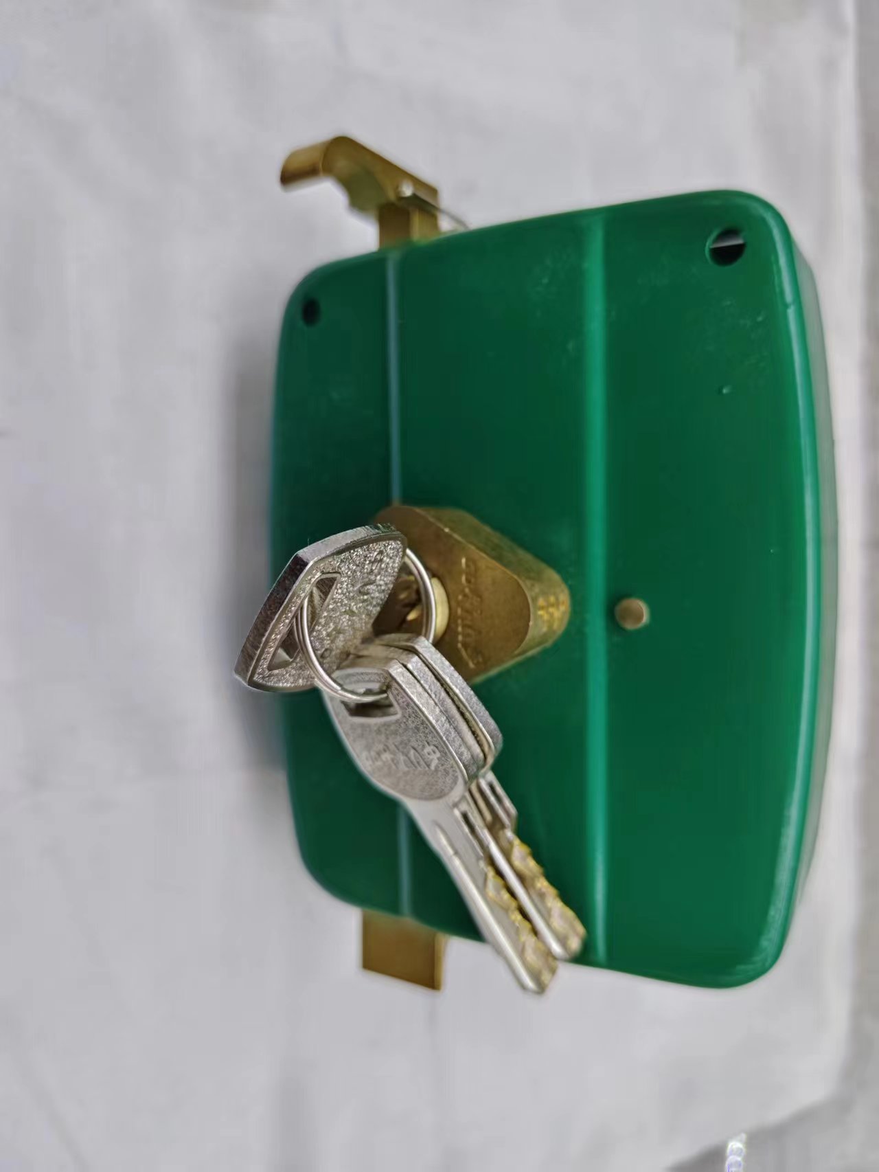 Center Opening Lock