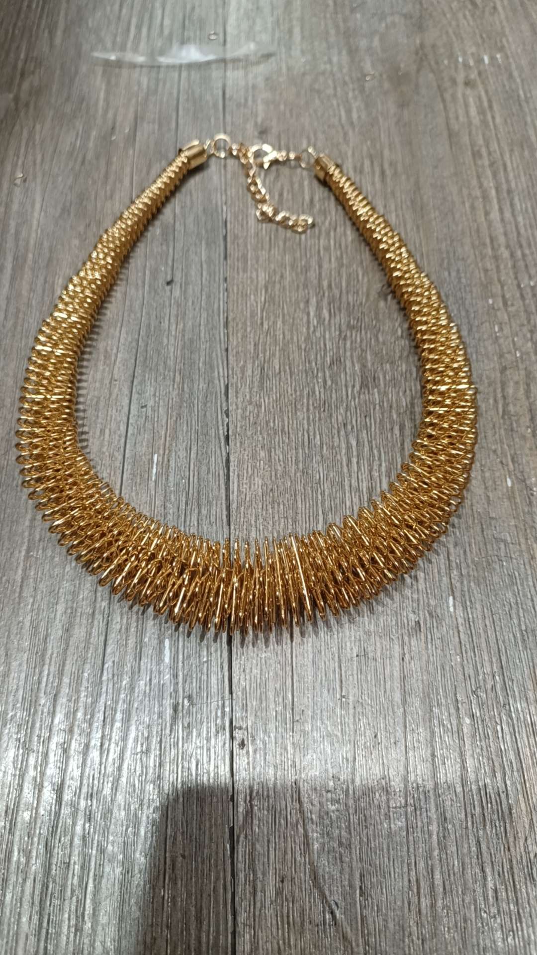 Fashionable and exaggerated wire collar