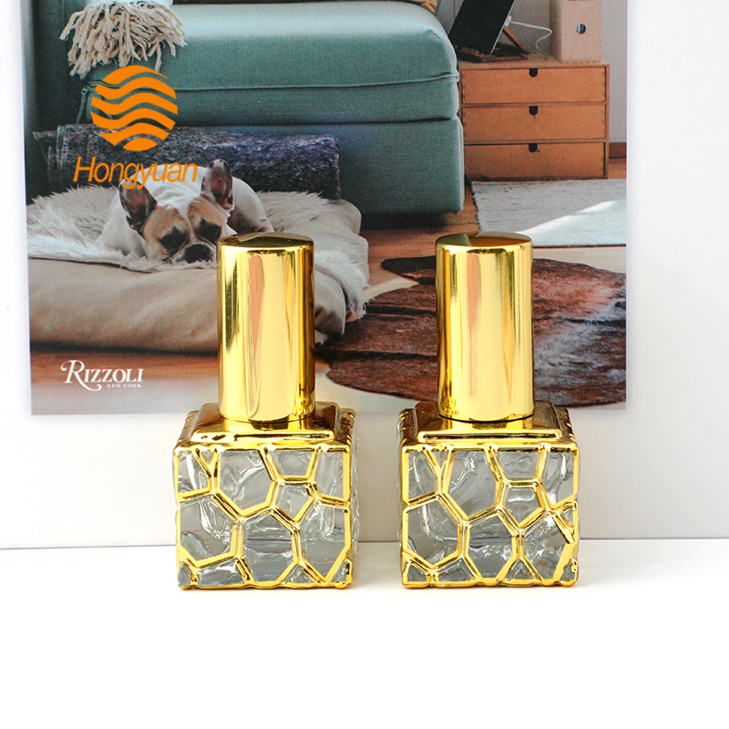 Factory direct sales of perfume bottles, essential oil bottles, UV-engraved transparent glass bottles, home ornaments, decorative glass handicrafts Application Scenario
