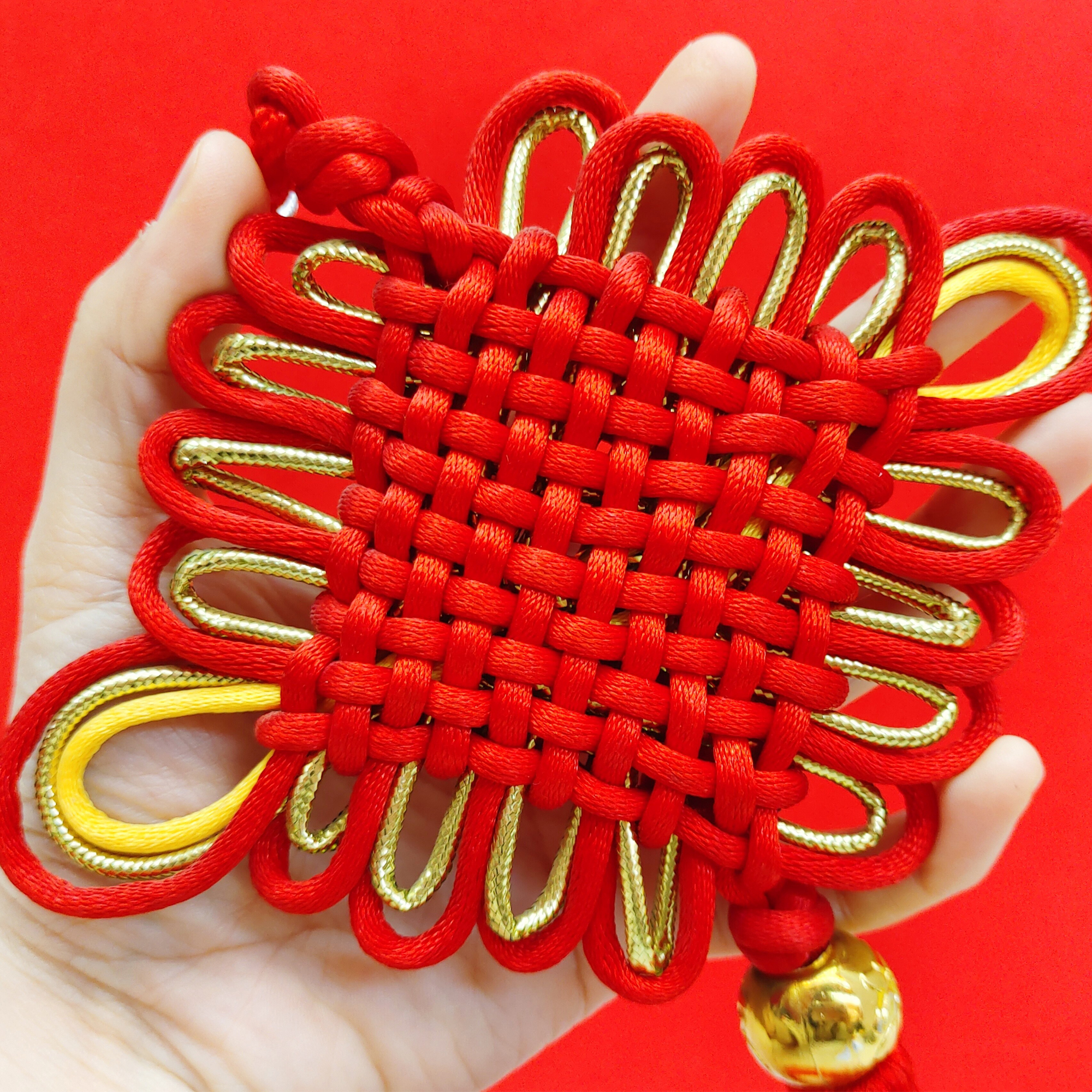 Thick 4# two-color flower knot with red, yellow and gold thread color, Chinese knot, festive accessory, exquisite tassel with ethnic style, red, yellow flower and gold thread knot, set decoration Application Scenario