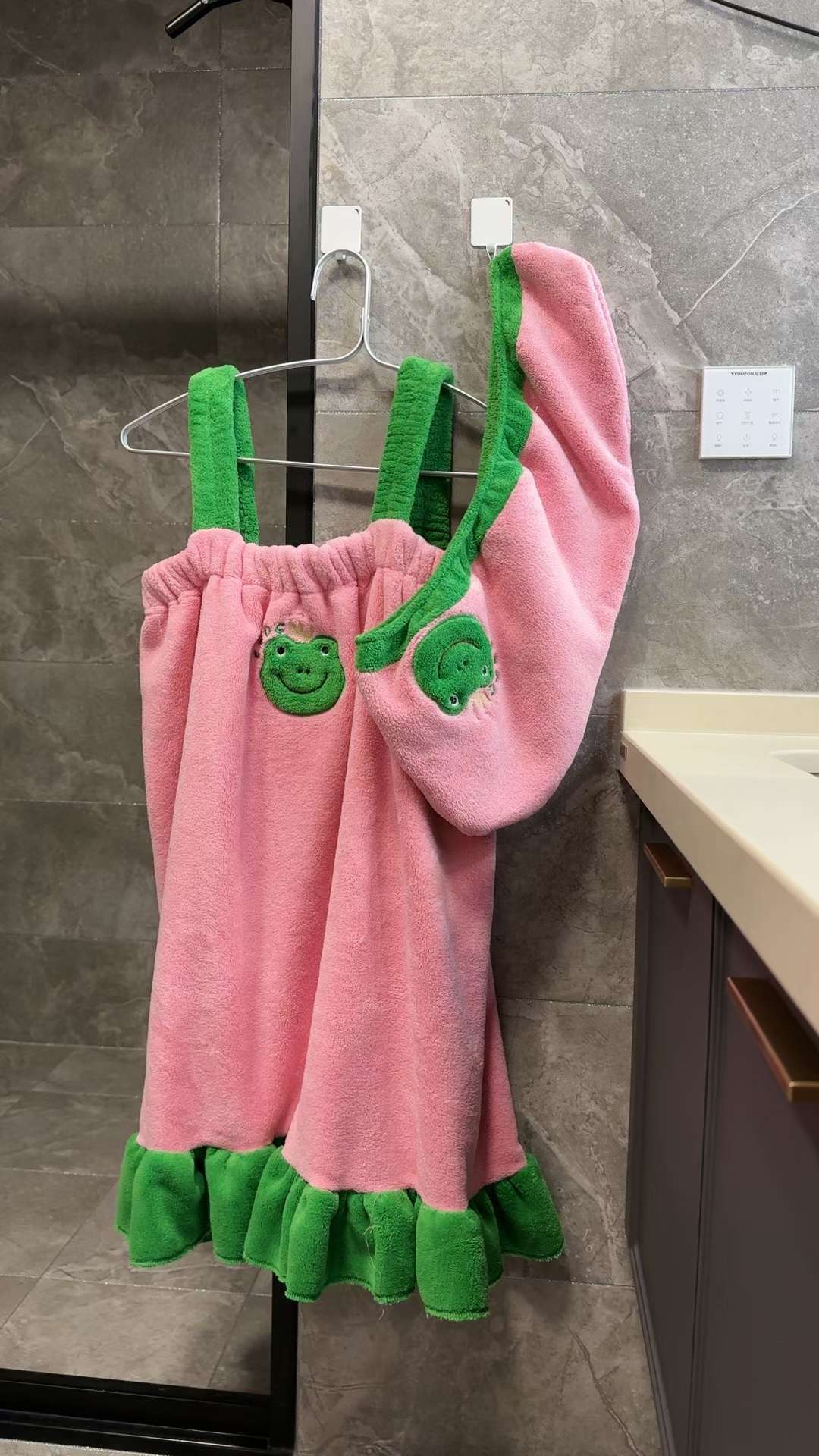 Halter bath dress, wearable bath towel, frog absorbent halter dress, women's dress, home wear, new coral fleece style detail image 2