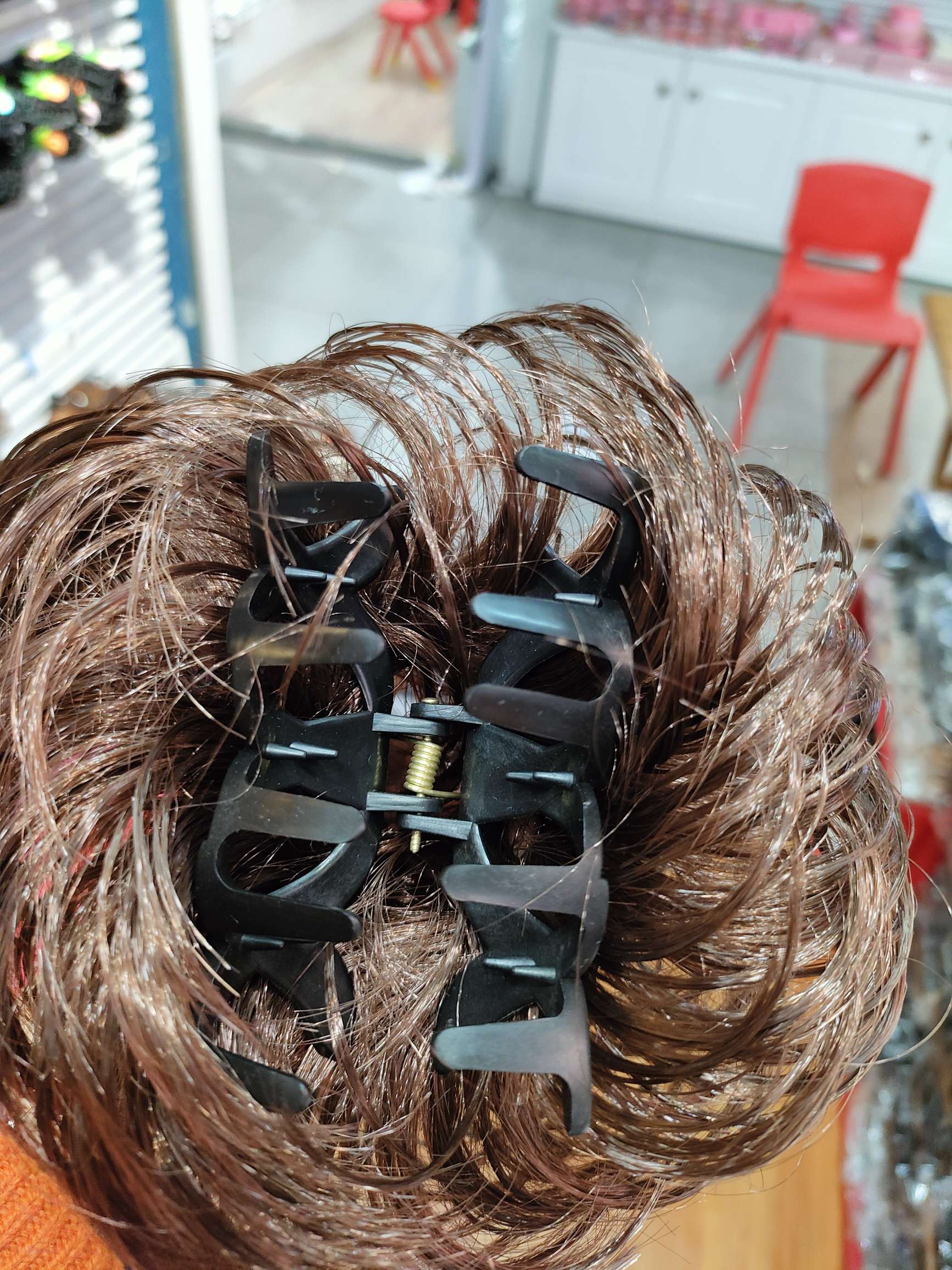 A natural, fluffy and long beard wig for women with a European and American style, featuring a fashionable and laid-back hairband and a flower bud bun hairstyle