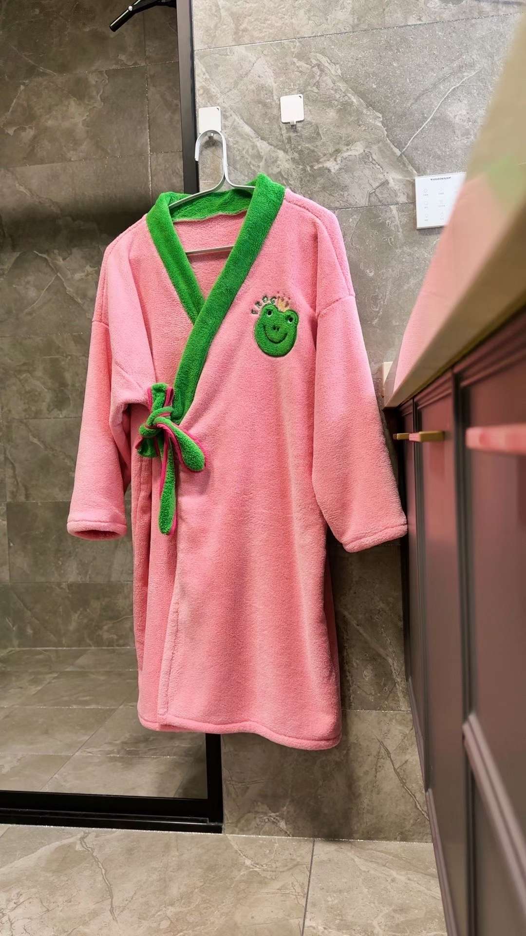 Frog bathrobes, home wear, women's nightgowns, pajamas, absorbent bathrobes, coral fleece quick-drying wearable bath towels, new styles