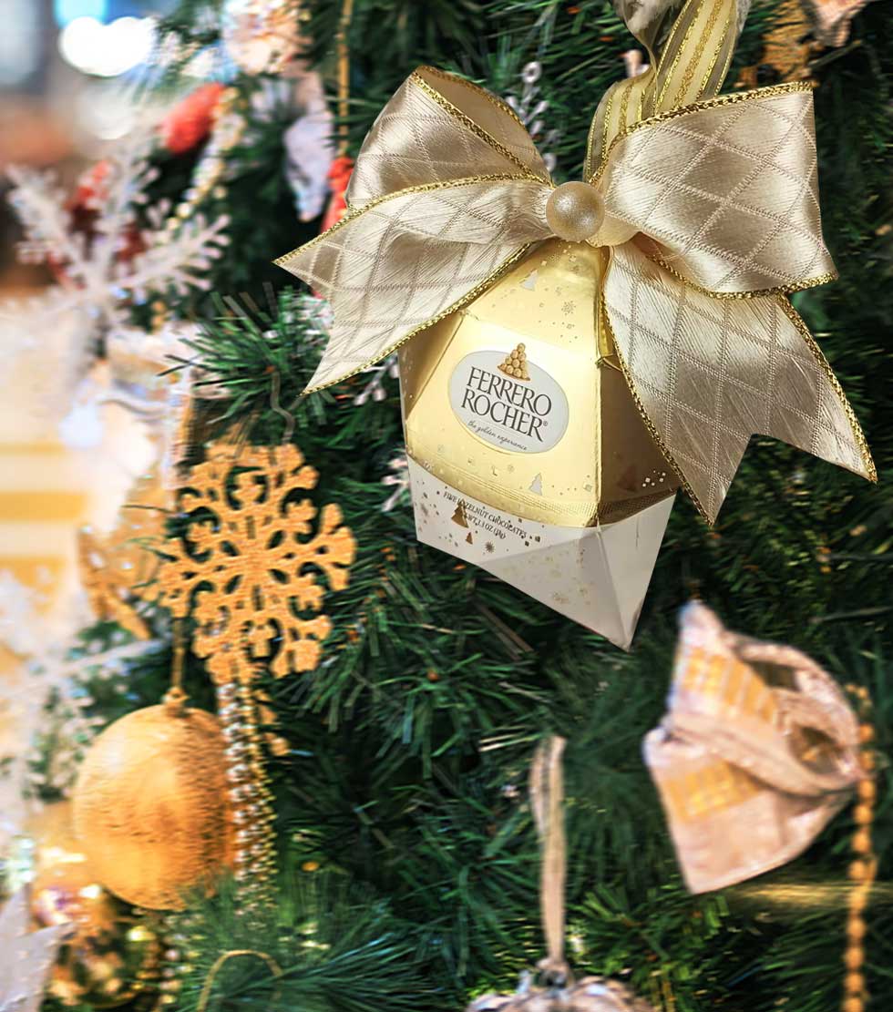 Item No. : 2353 DIY Christmas Gift Packaging Decoration Diamond-shaped Checkered Golden Scallion Edge Christmas Webbing 3.8cm Christmas Daily Necessities Application Scenario