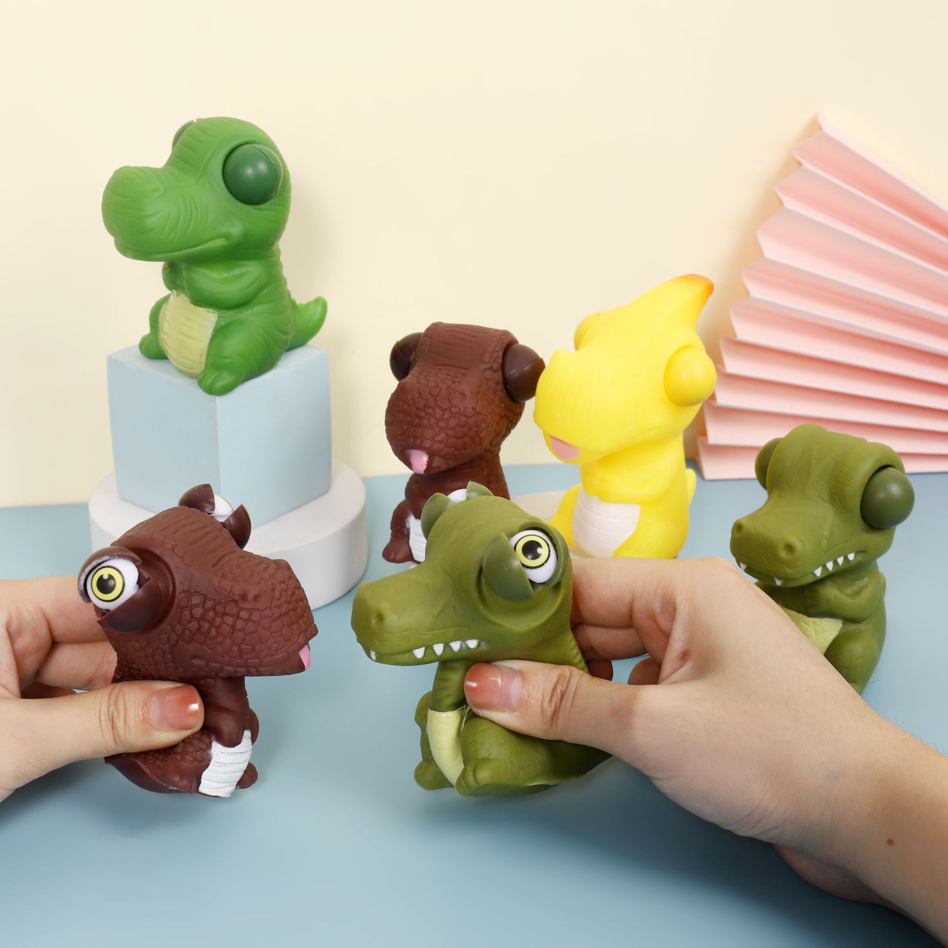 Squinting dinosaur Item Picture