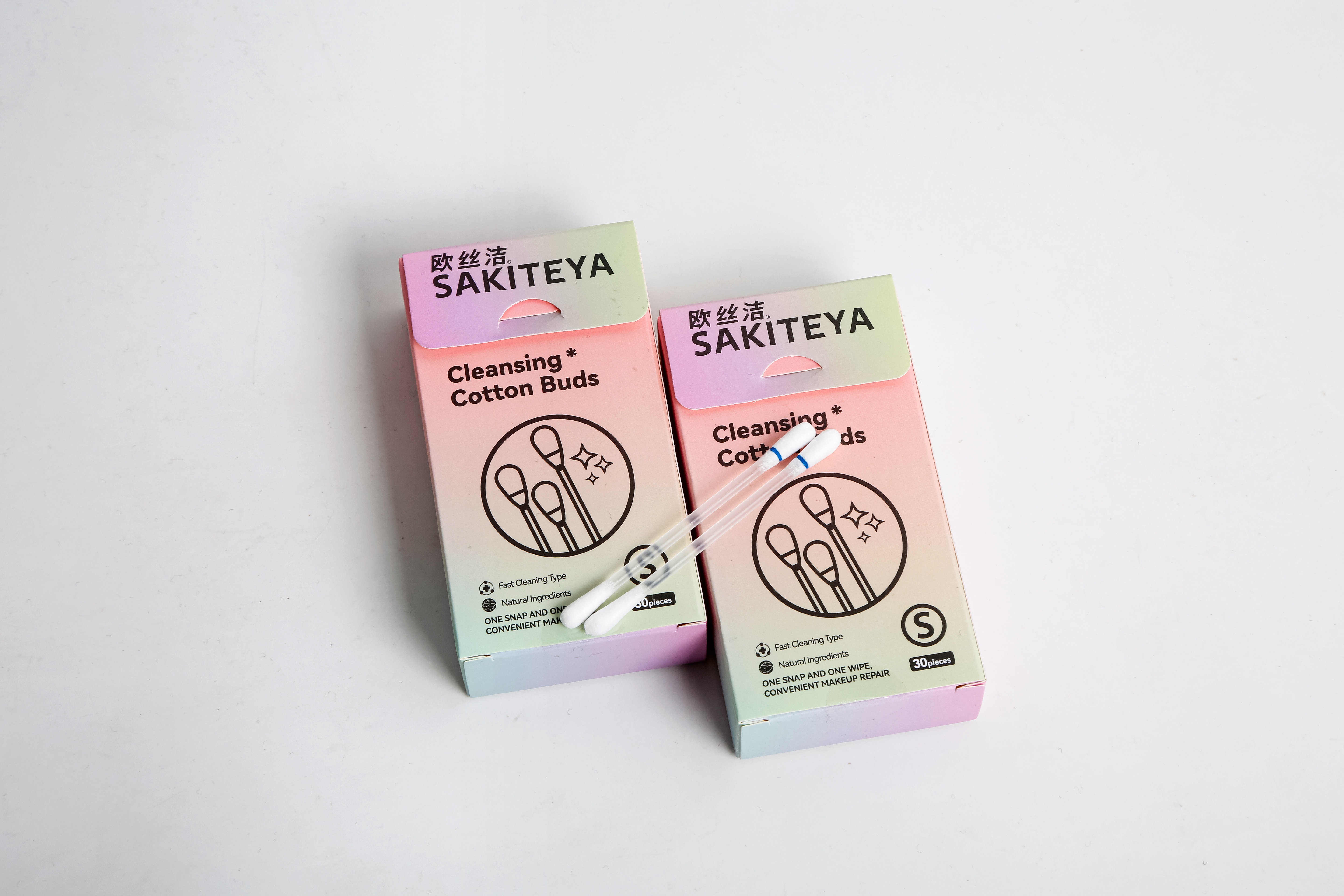 Makeup remover cotton swabs with makeup remover liquid for removing eyeliner, local makeup removal, beauty and cleaning. It comes with makeup remover liquid and is a must-have for going out Application Scenario