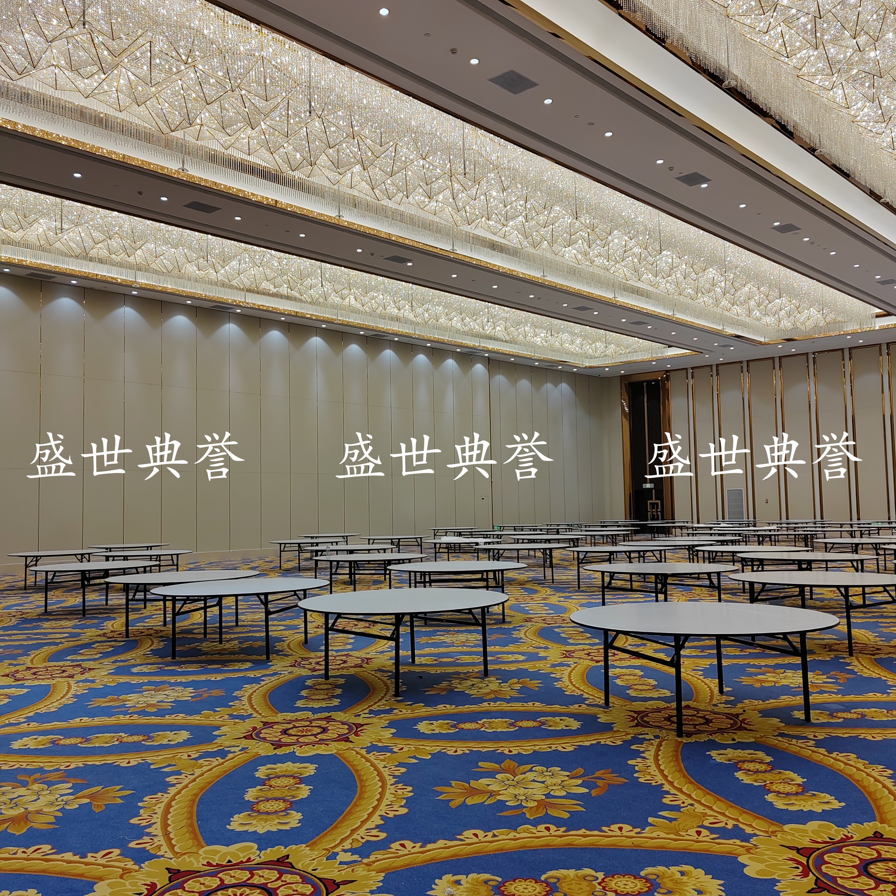Shanghai five-star hotel banquet dining tables and chairs, banquet center folding dining tables, hotel multi-functional halls wedding banquet round tables Item Picture