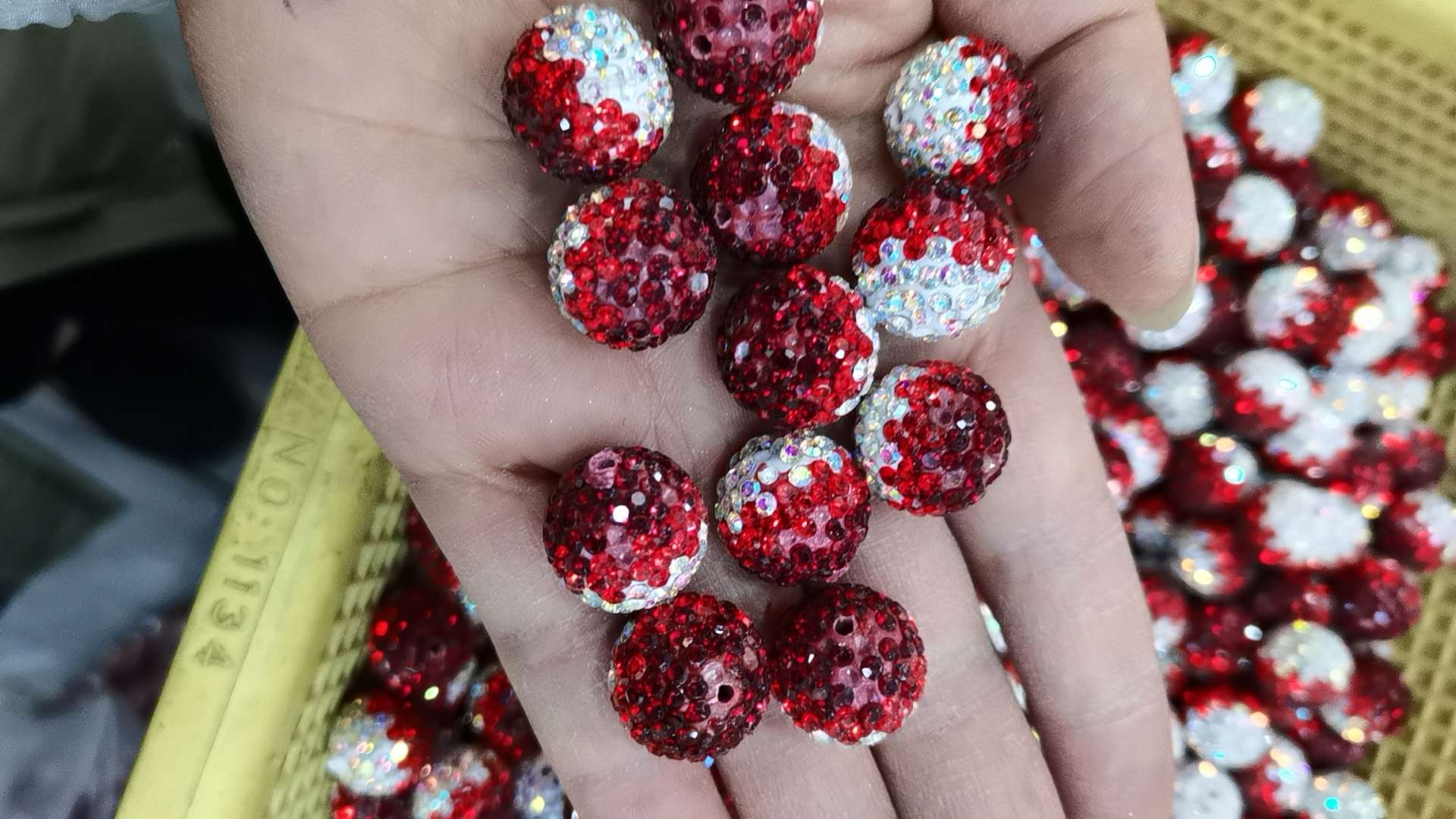 16N deep red, bright red and white gradient color ball jewelry accessories