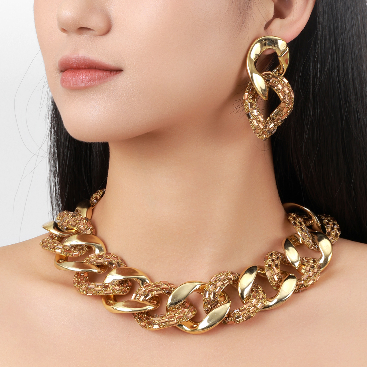 Europe And The United States Exaggerated Large Thick Chain Metal Decorative Necklace Fashion Women's Short Collarbone Chain Flash Diamond Stitching Women's Sweater Chain Specification drawing