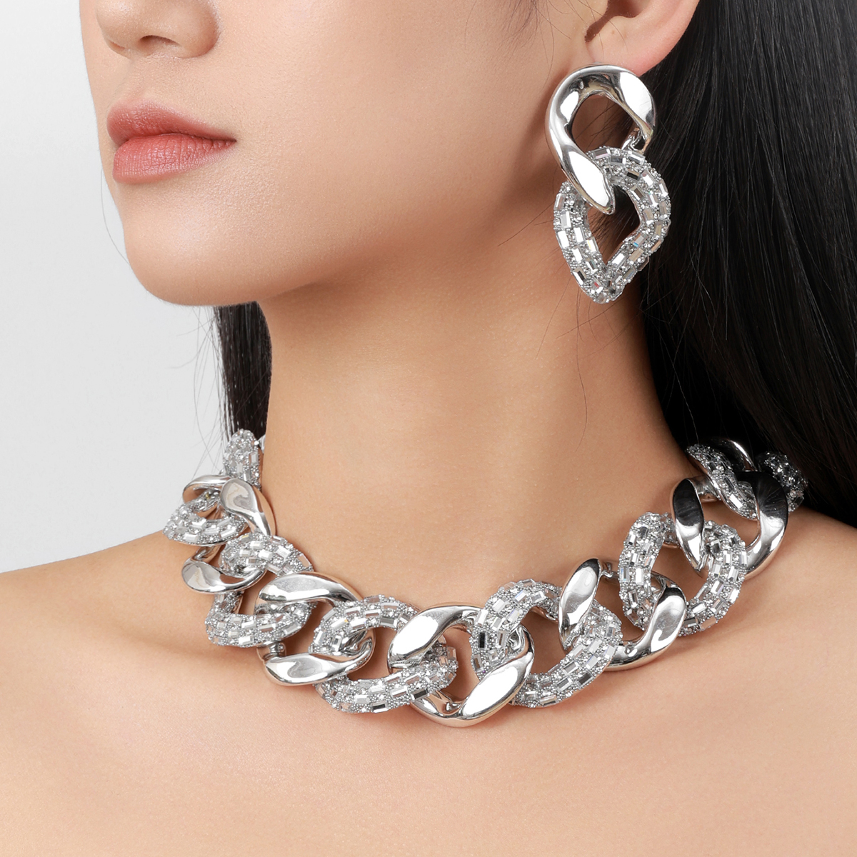 Europe And The United States Exaggerated Large Thick Chain Metal Decorative Necklace Fashion Women's Short Collarbone Chain Flash Diamond Stitching Women's Sweater Chain Item Picture