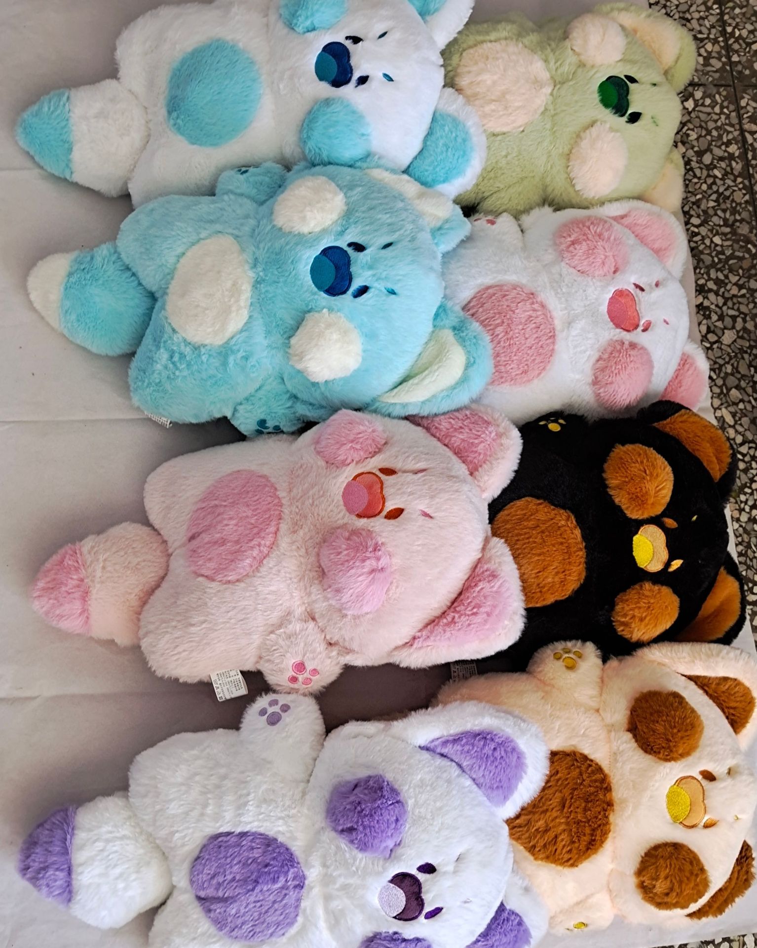 ويمكن تحديد المصدر من خلال دمى "ويانتشو" النابعة من الصوف الاحمر، التي توضع على وسائد Item Picture