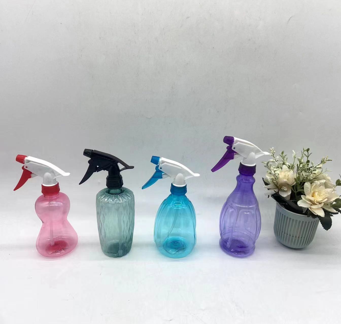 Spray bottle watering can Multi-functional plastic hand pressure water bottle watering can, many styles