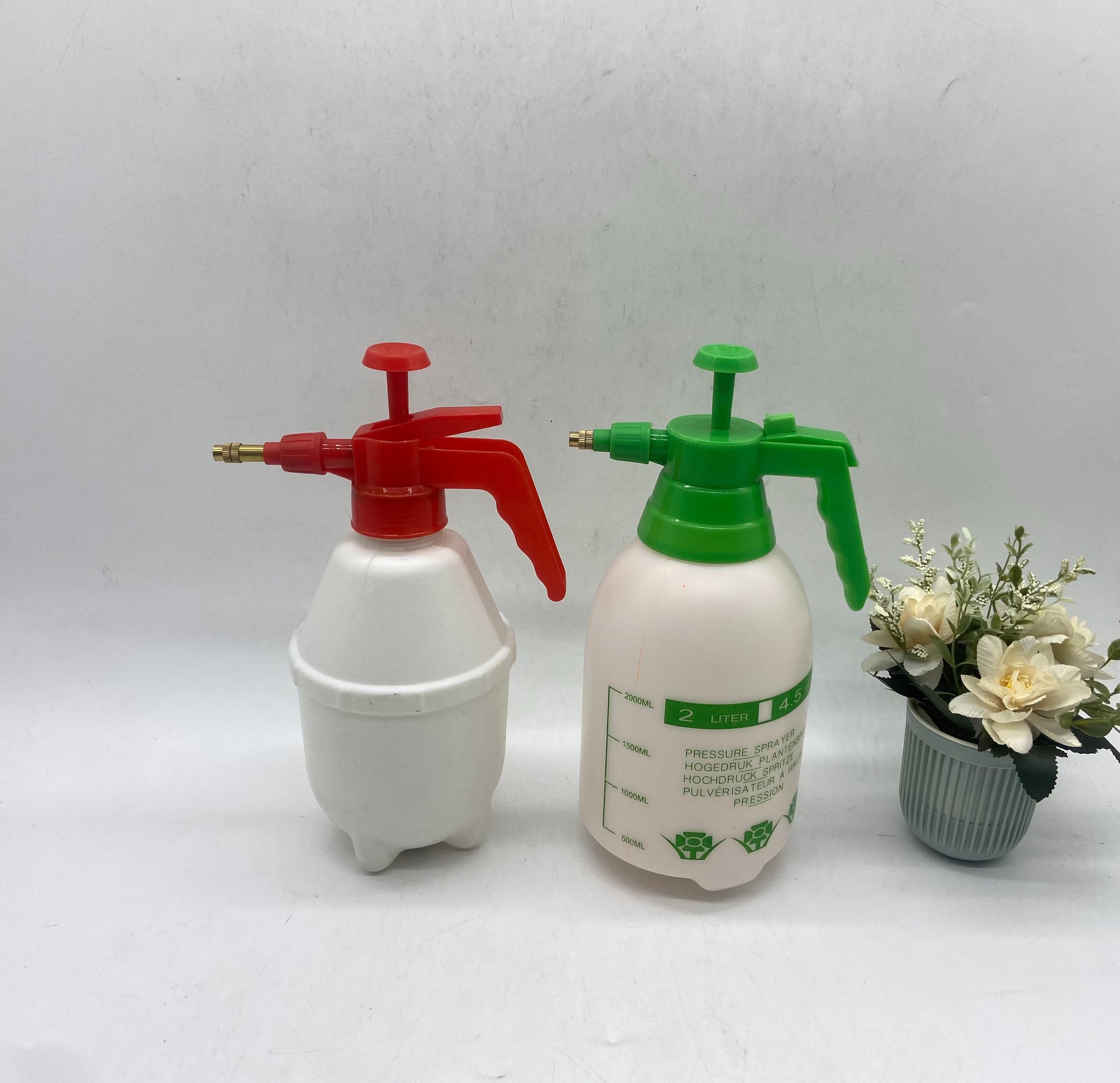 2 liter spray bottle Spray bottle Multi-functional plastic hand pressure sprinkler bottle, many styles