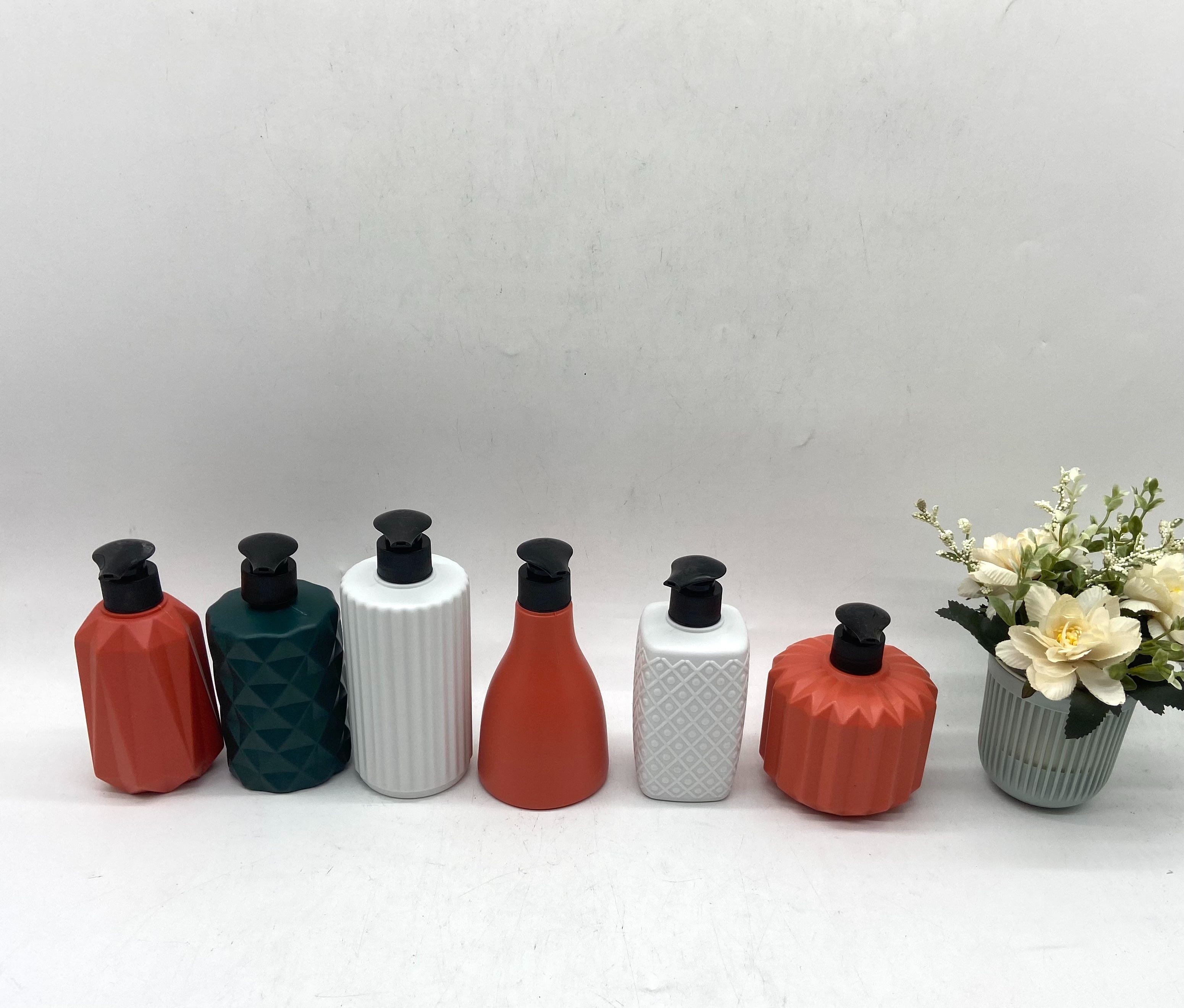 Spray bottle watering can Multi-functional plastic hand pressure water bottle watering can, many styles