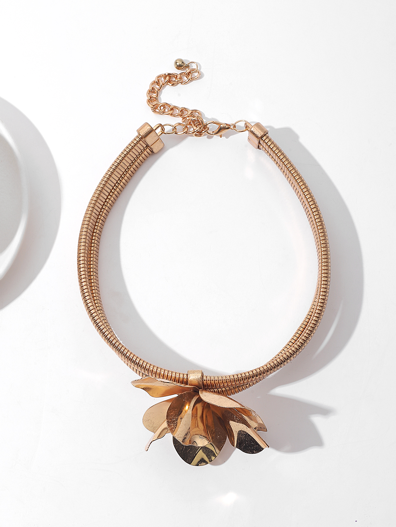 Europe And The United States Exaggerated New Metal Three-Dimensional Collar Women's Necklace Small Flower Personality Women's Short Necklace