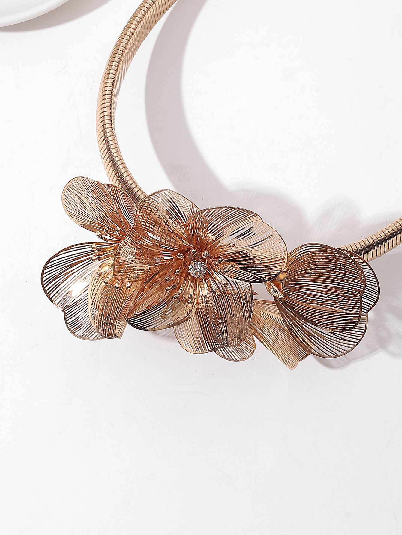 2023 New European And American Exaggerated Flower Earrings Alloy Flower Piece Long Fringe Metal Bride Necklace Item Picture