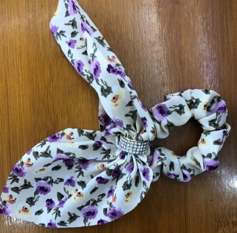 A chiffon white floral bow adorned with diamonds and a large intestine circle Hong Kong star accessory Application Scenario