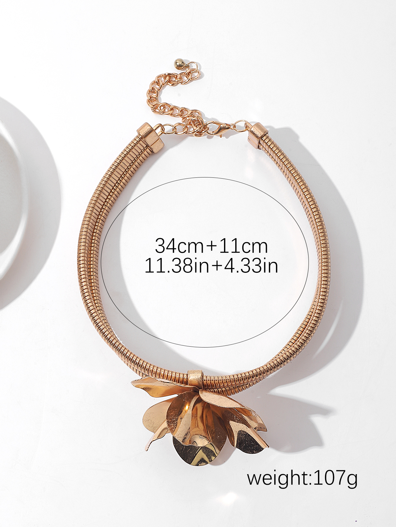 Europe And The United States Exaggerated New Metal Three-Dimensional Collar Women's Necklace Small Flower Personality Women's Short Necklace Application Scenario