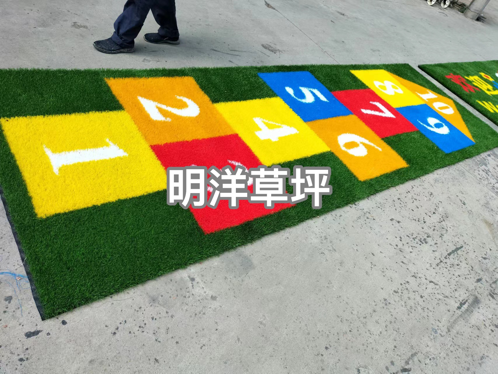 Artificial turf, simulated turf, sports turf, artificial turf, plastic turf, outdoor turf, school and kindergarten turf, artificial turf, pattern logo, custom turf details Picture