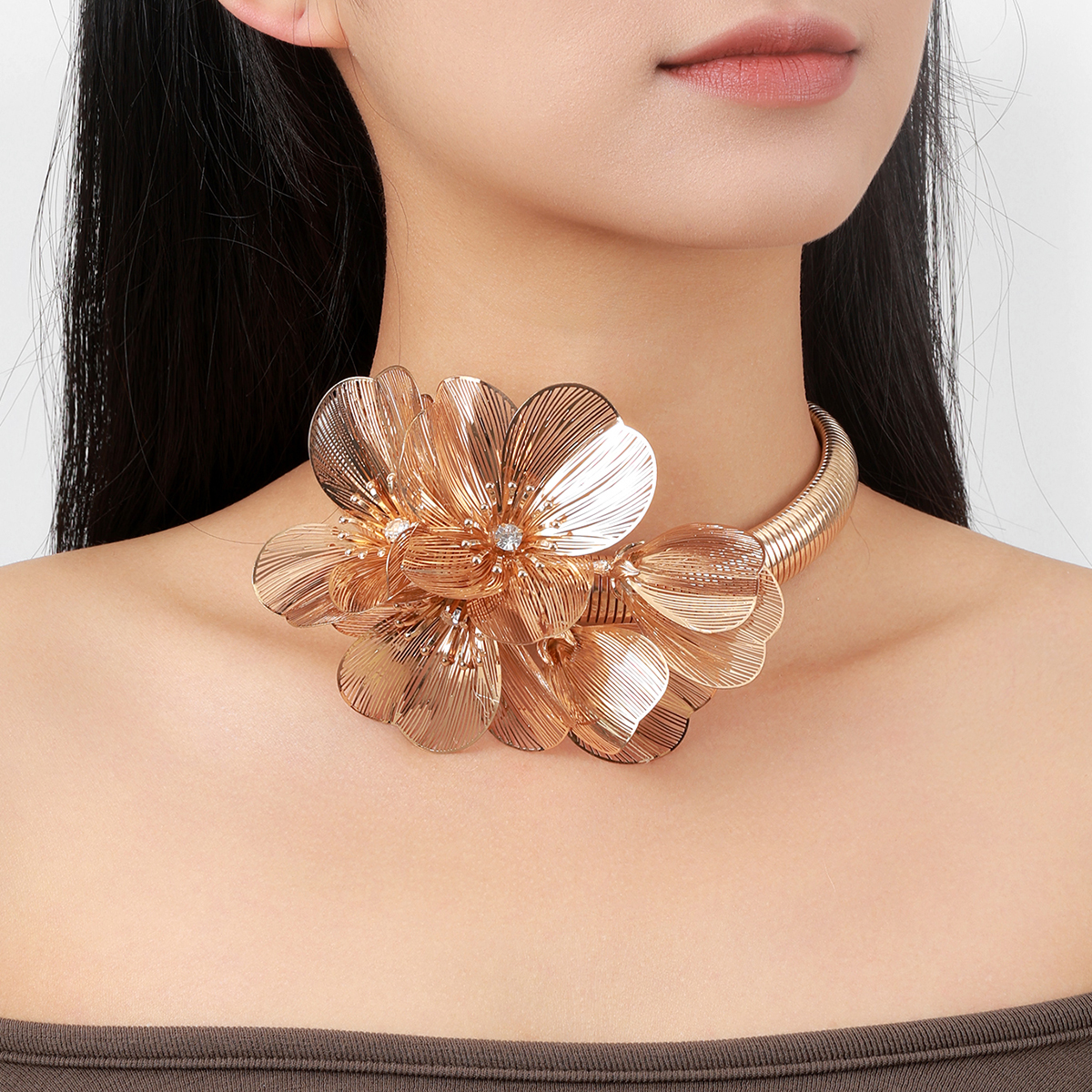 2023 New European And American Exaggerated Flower Earrings Alloy Flower Piece Long Fringe Metal Bride Necklace details Picture