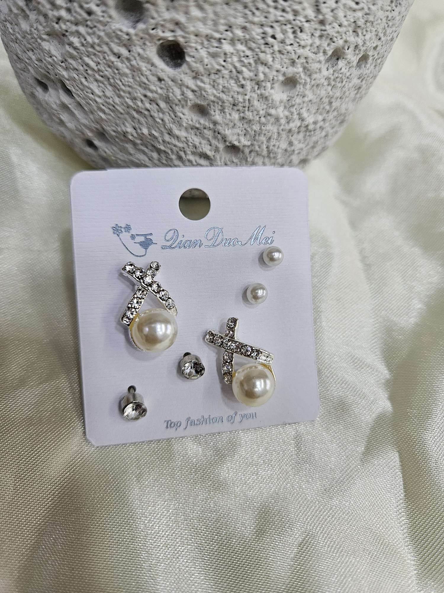 Valentine's Day Thanksgiving Graduation Season Exquisite Three Pairs Of Small Earrings, The Ground Stall Two Yuan Shop Hot details Picture