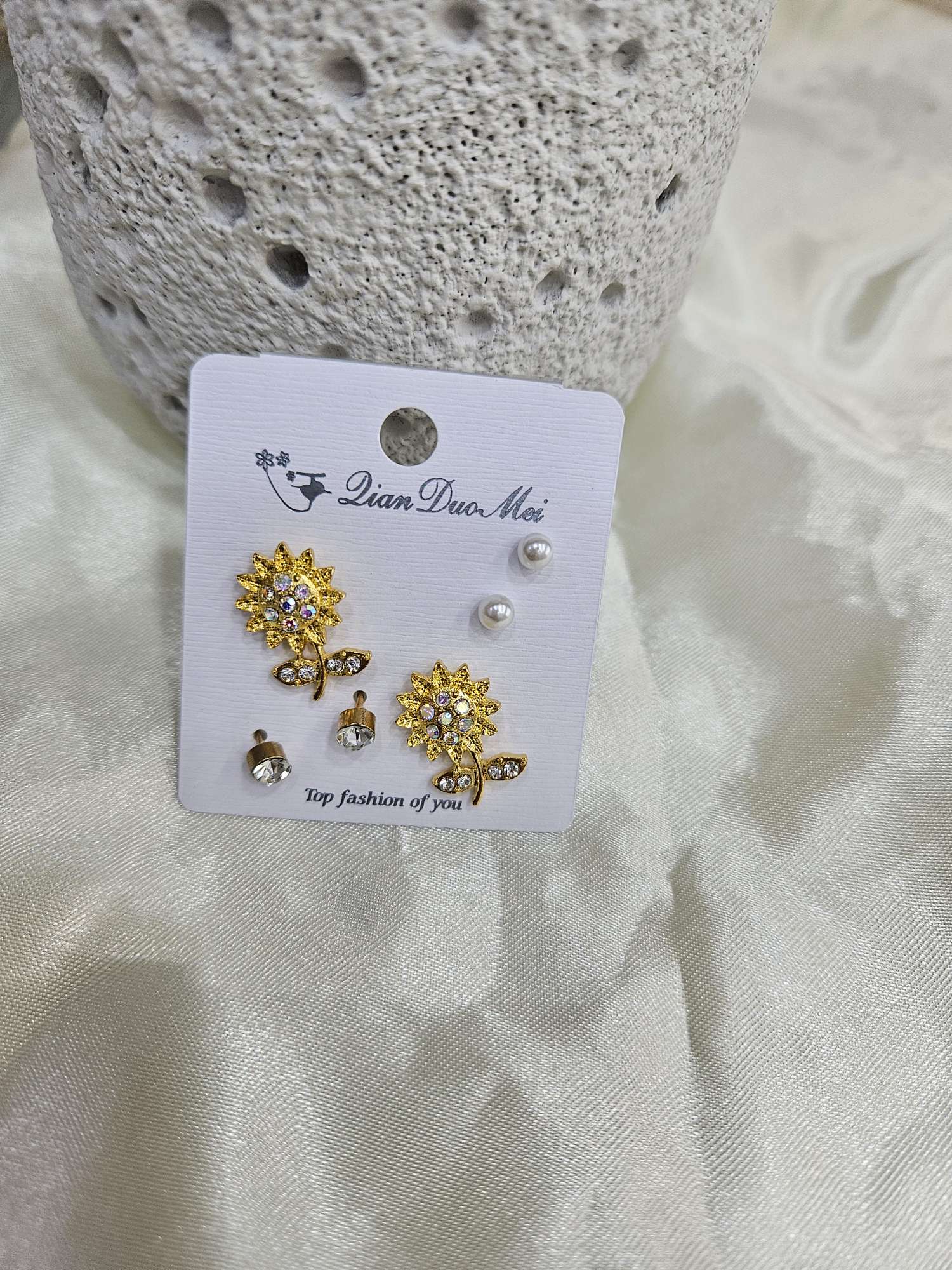 Graduation Season Valentine's Day Gift Fashion Exquisite Three Pairs Of Small Earrings, Flash Diamond Sunflower, Stall Two Yuan Shop Hot Sale Application Scenario