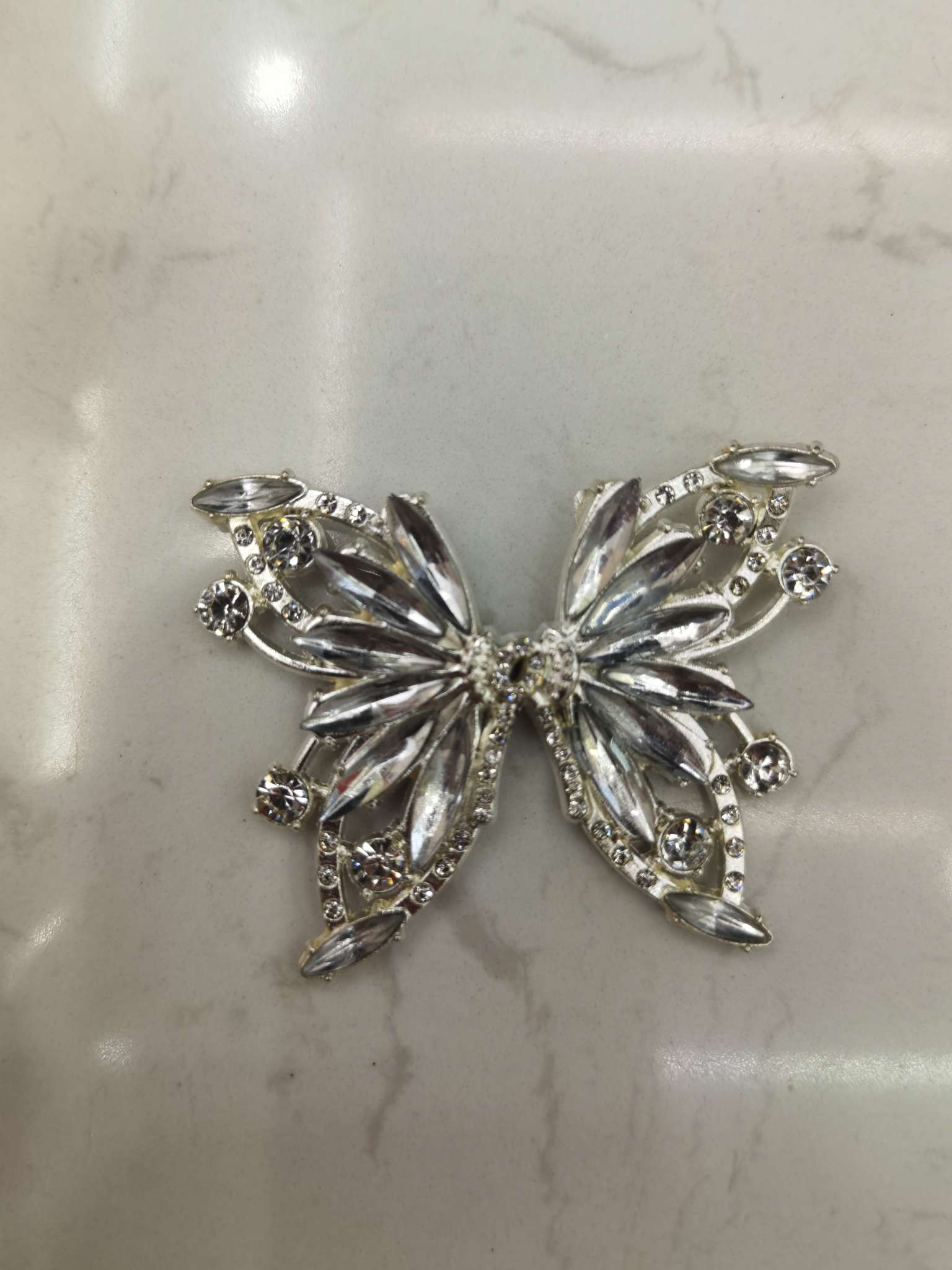 Venta caliente estilo explosivo! Diamantes incrustados con accesorios de aleación de alto grado, accesorios de ropa, mejorar su estilo de mariposa temperamento de moda