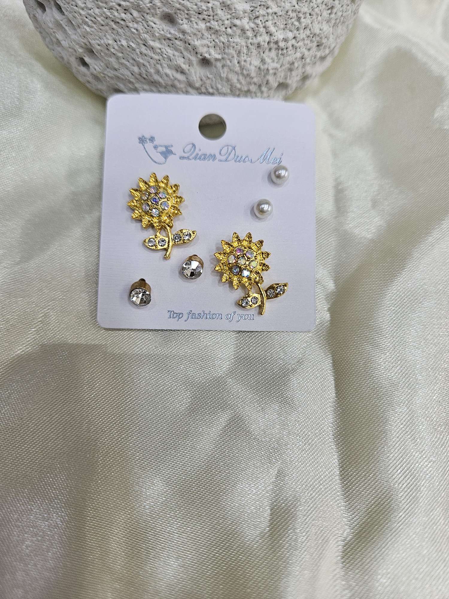 Graduation Season Valentine's Day Gift Fashion Exquisite Three Pairs Of Small Earrings, Flash Diamond Sunflower, Stall Two Yuan Shop Hot Sale details Picture