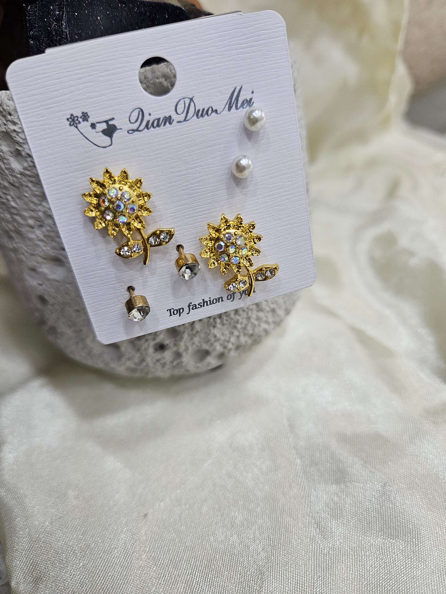 Graduation Season Valentine's Day Gift Fashion Exquisite Three Pairs Of Small Earrings, Flash Diamond Sunflower, Stall Two Yuan Shop Hot Sale Item Picture