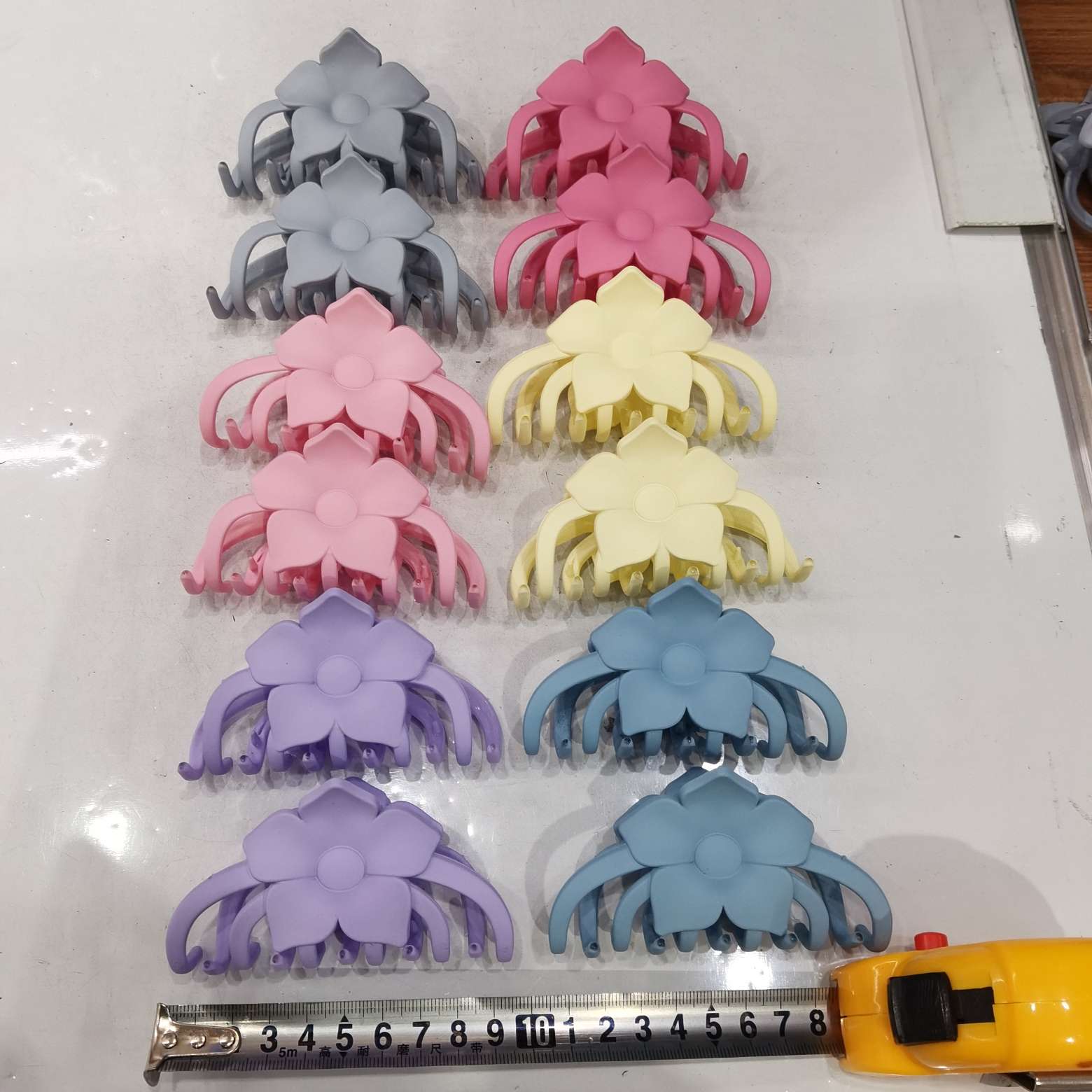 This popular and trendy Korean style is a classic and fashionable spring rubber with 6-color flowers details Picture