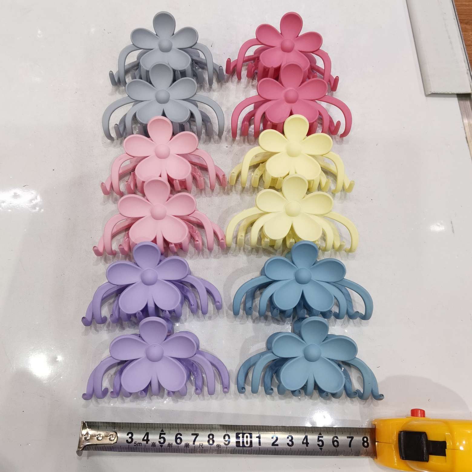 This popular and trendy Korean style is a classic and fashionable spring rubber with 6-color flowers
