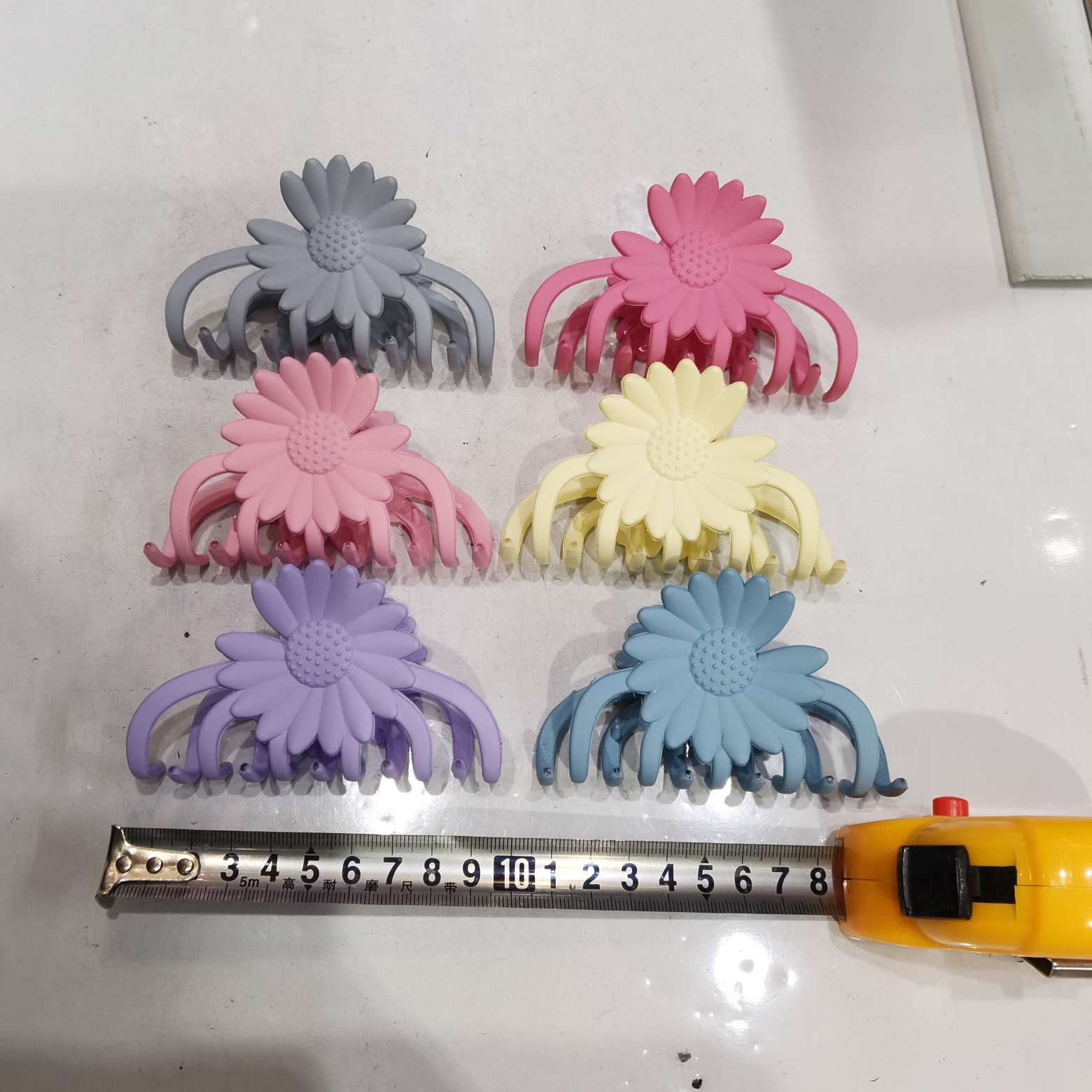 This popular and trendy Korean style is a classic and fashionable spring rubber with 6-color flowers Item Picture