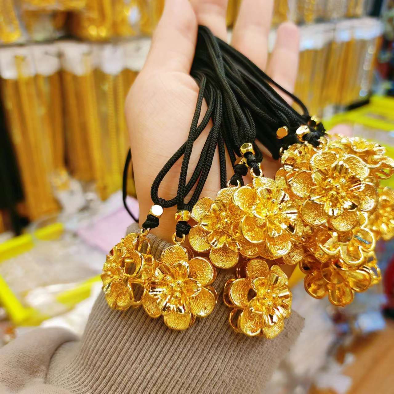 新品上市！时尚潮流黑绳项链，保色镀金饰品，让你时刻保持魅力，错过可惜！