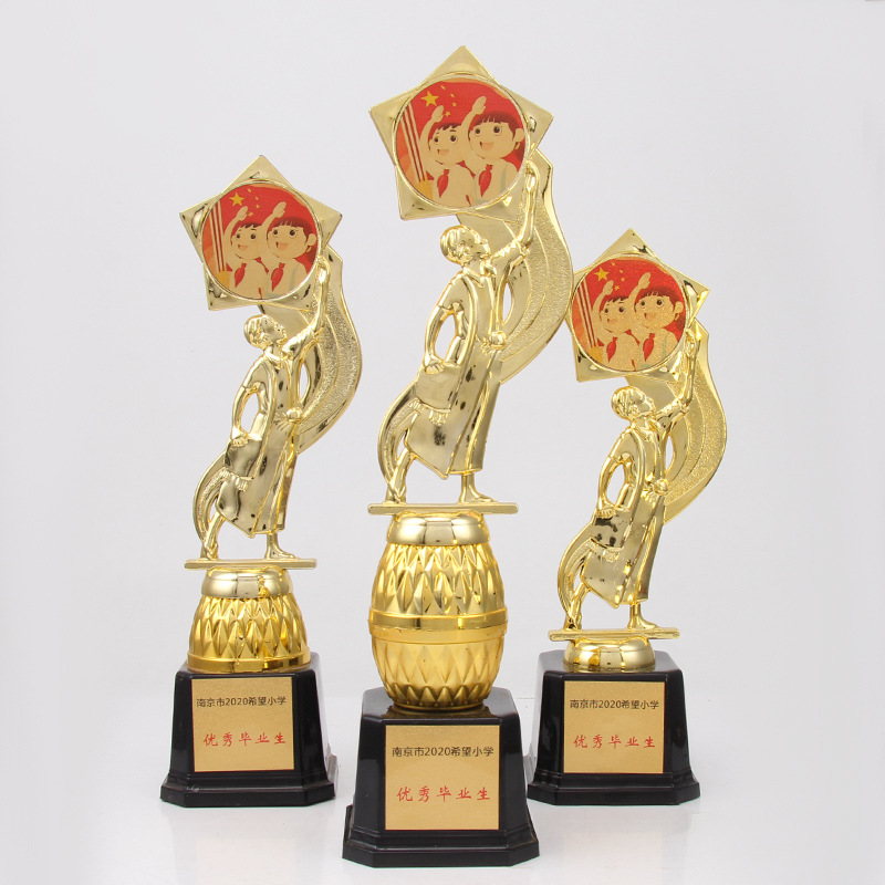 Small dudu XDJZ-195782 factory wholesale Amazon children's plastic small trophy kindergarten competition award toy mini plating trophy Application Scenario