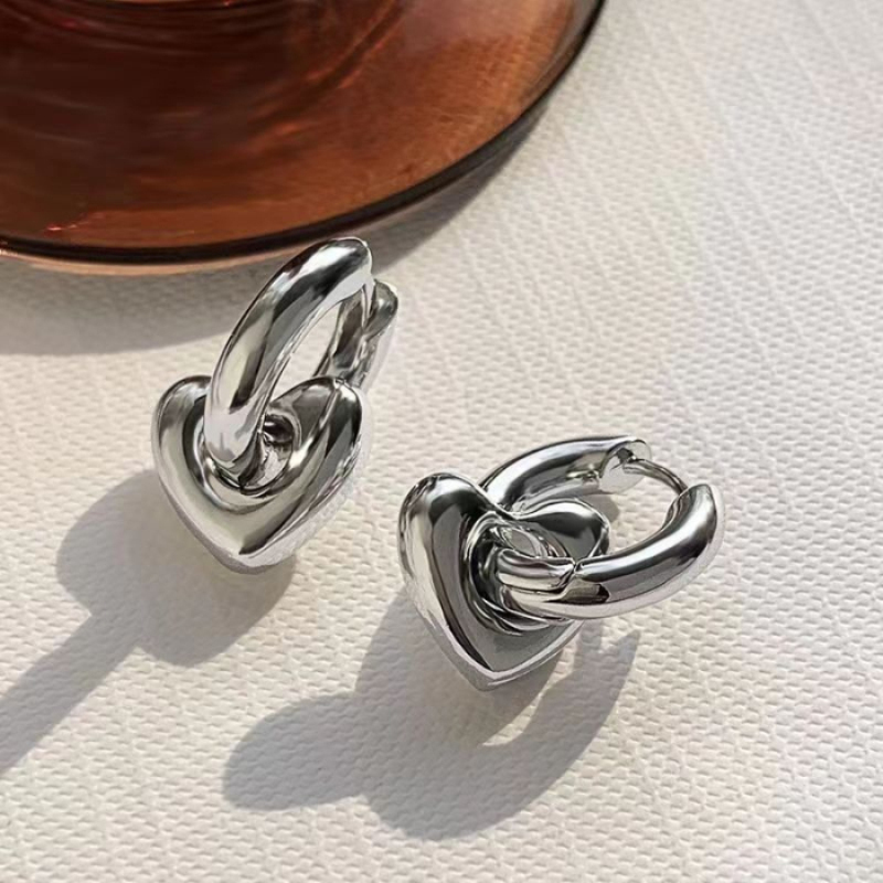 European and American ins fashion, simple and light luxury ear loops and earrings, stainless steel plated 18K smooth heart-shaped pendant earrings Application Scenario
