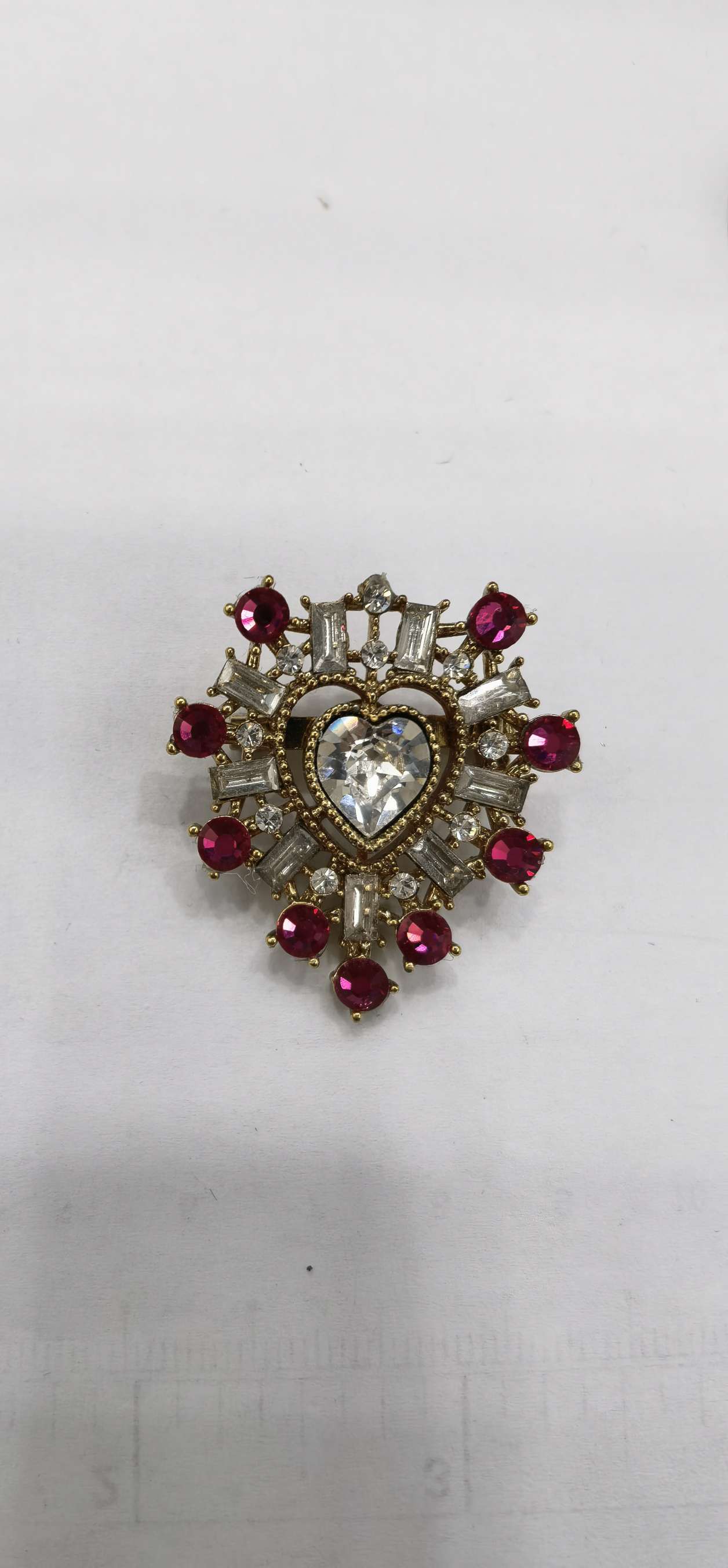 锌合金红心型胸针，精致优雅，不买会后悔的