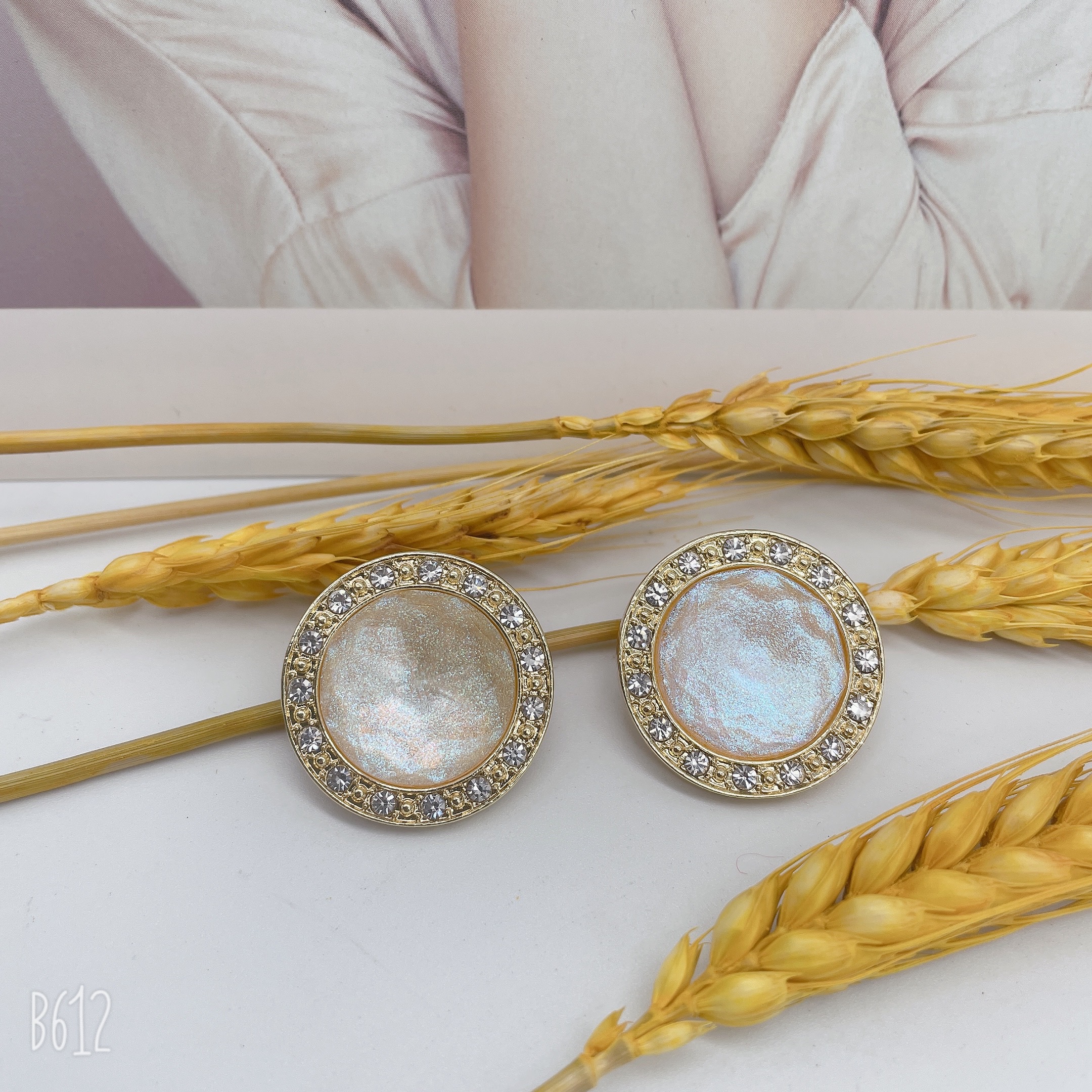 The 2024 new Korean-style earrings feature bright and colorful large round exaggerated stud earrings Specification image