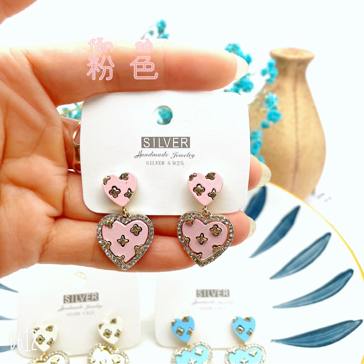 New earrings from Dongdaemun, South Korea, Morandi multi-color earrings, fashionable and versatile, popular and trendy earrings, women's heart-shaped stud earrings Application Scenario