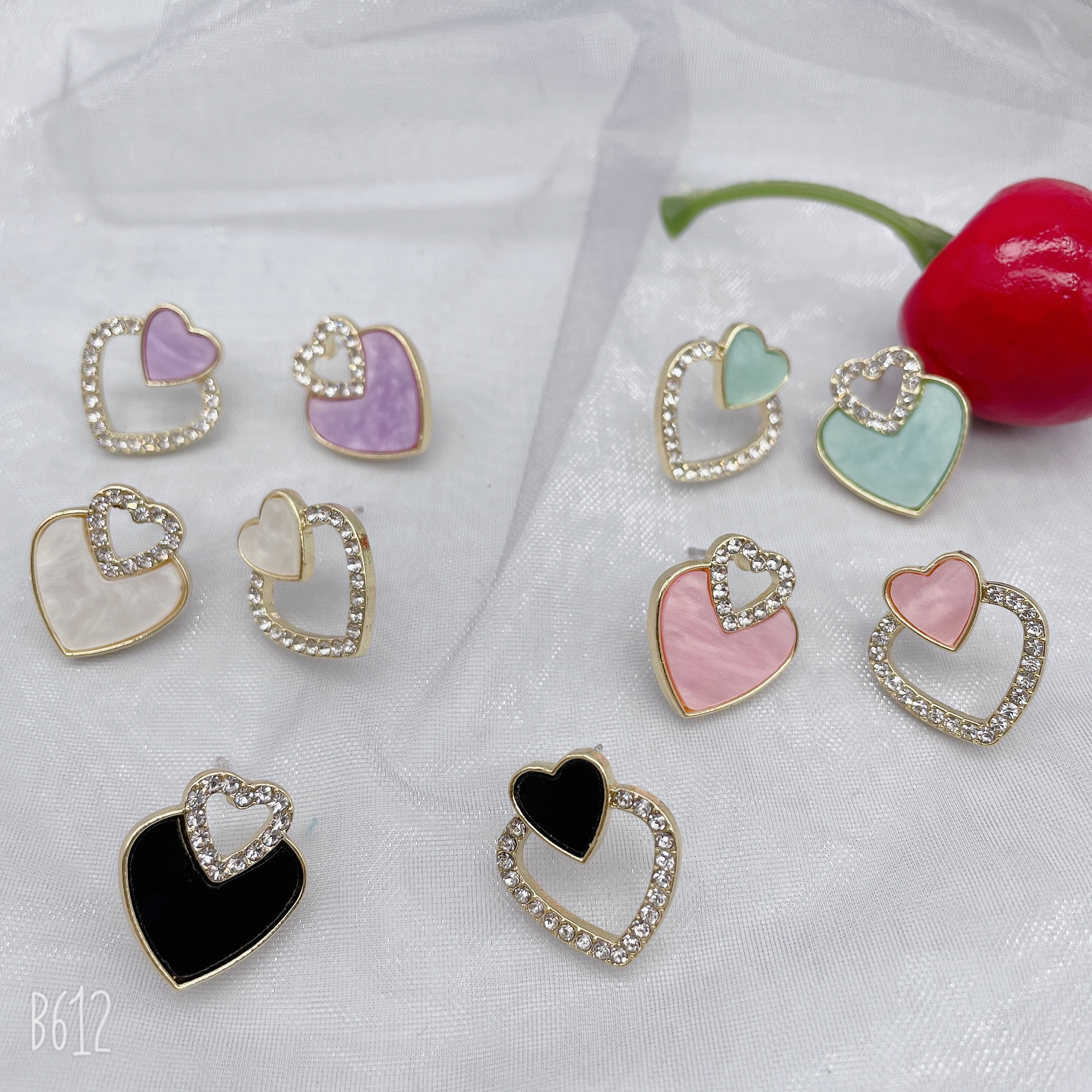 The 2024 new style of earrings from Dongdaemun, South Korea, Morandi multi-color earrings, fashionable and versatile, are popular and trendy earrings. Women's heart-shaped stud earrings