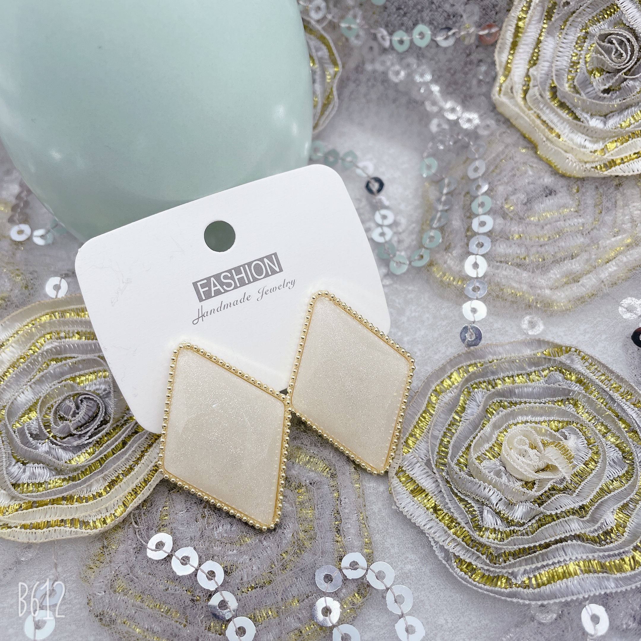 The 2024 new Korean-style earrings feature bright and colorful diamond-shaped exaggerated stud earrings Specification image