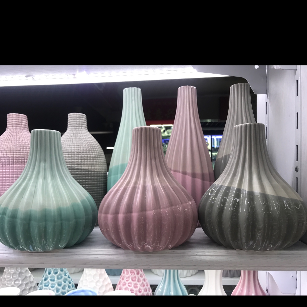 Ceramic gradient color vase, a fashionable home decoration vase details Picture